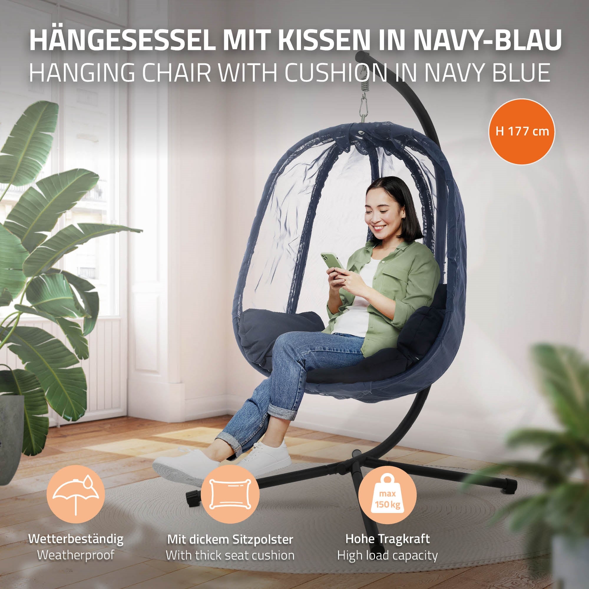 Vrouw zit in een hangstoel en gebruikt een smartphone.