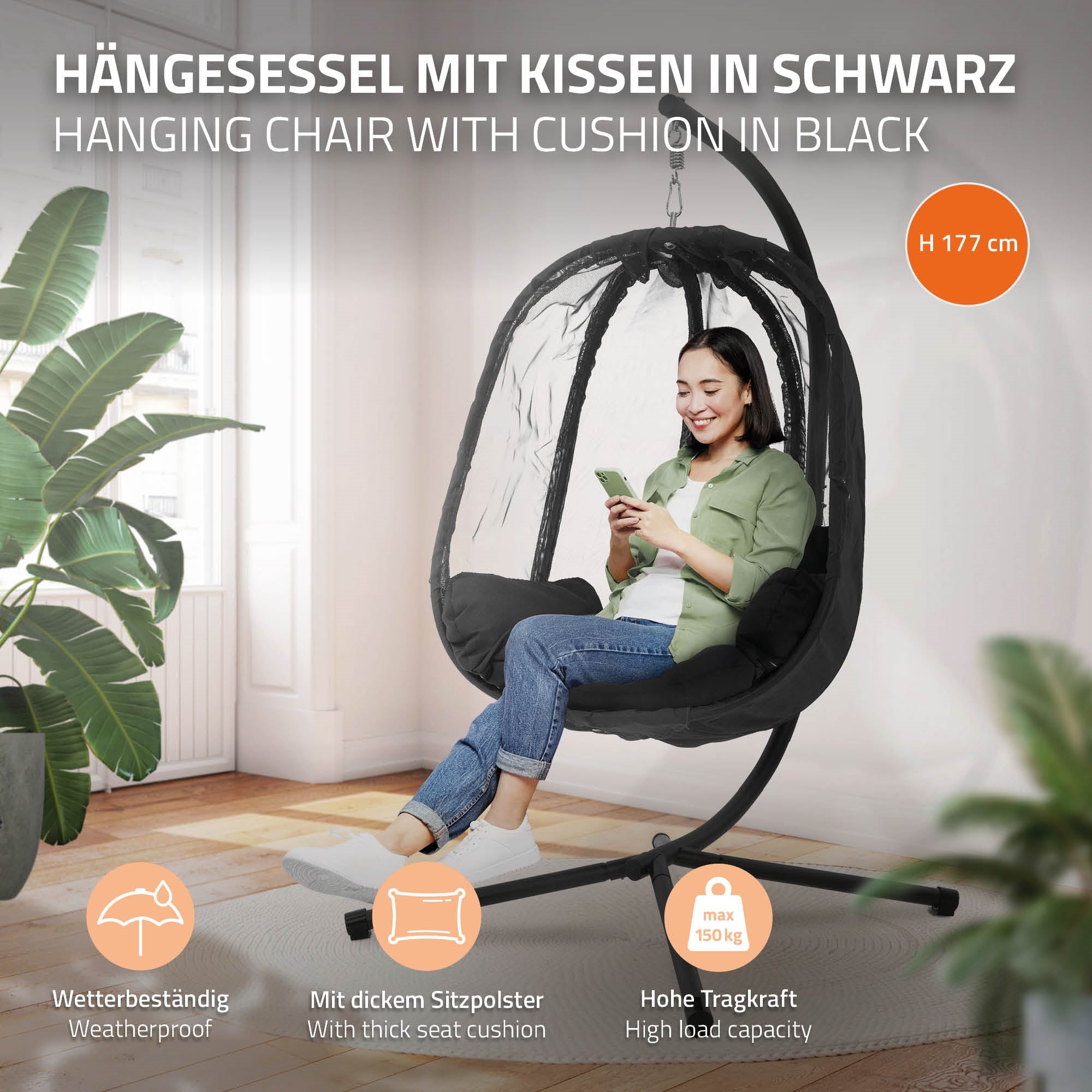 Hängesessel mit Kissen in Schwarz, auf einem Ständer, mit einer Person, die ein Handy hält.