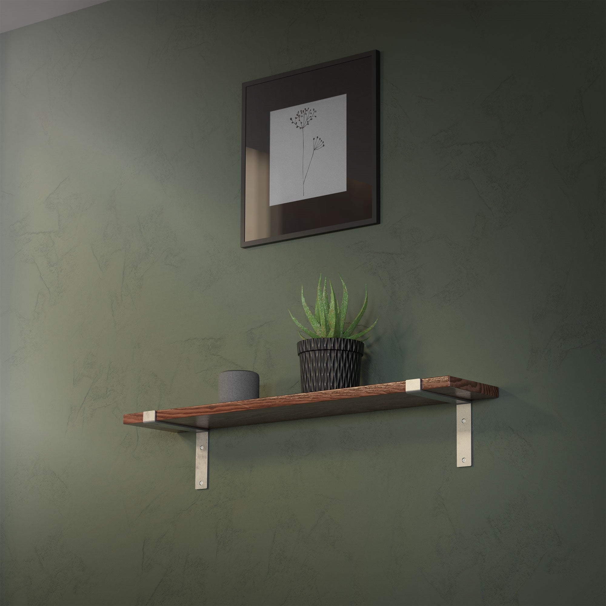 Holzregal an grüner Wand mit Pflanze und gerahmtem Bild darüber.
