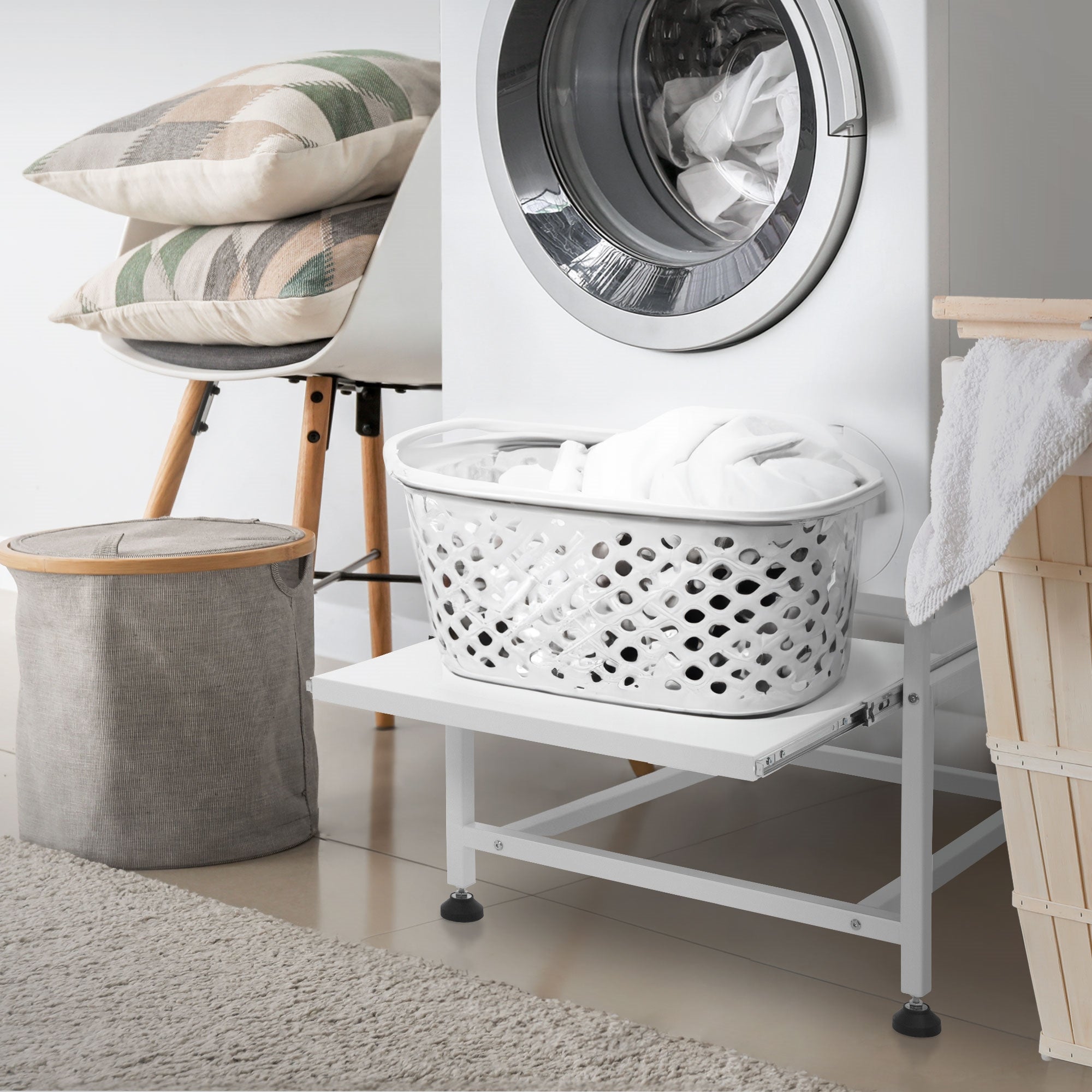 Wasmand op ruimtebesparende opbergruimte naast wasmachine en kussen.