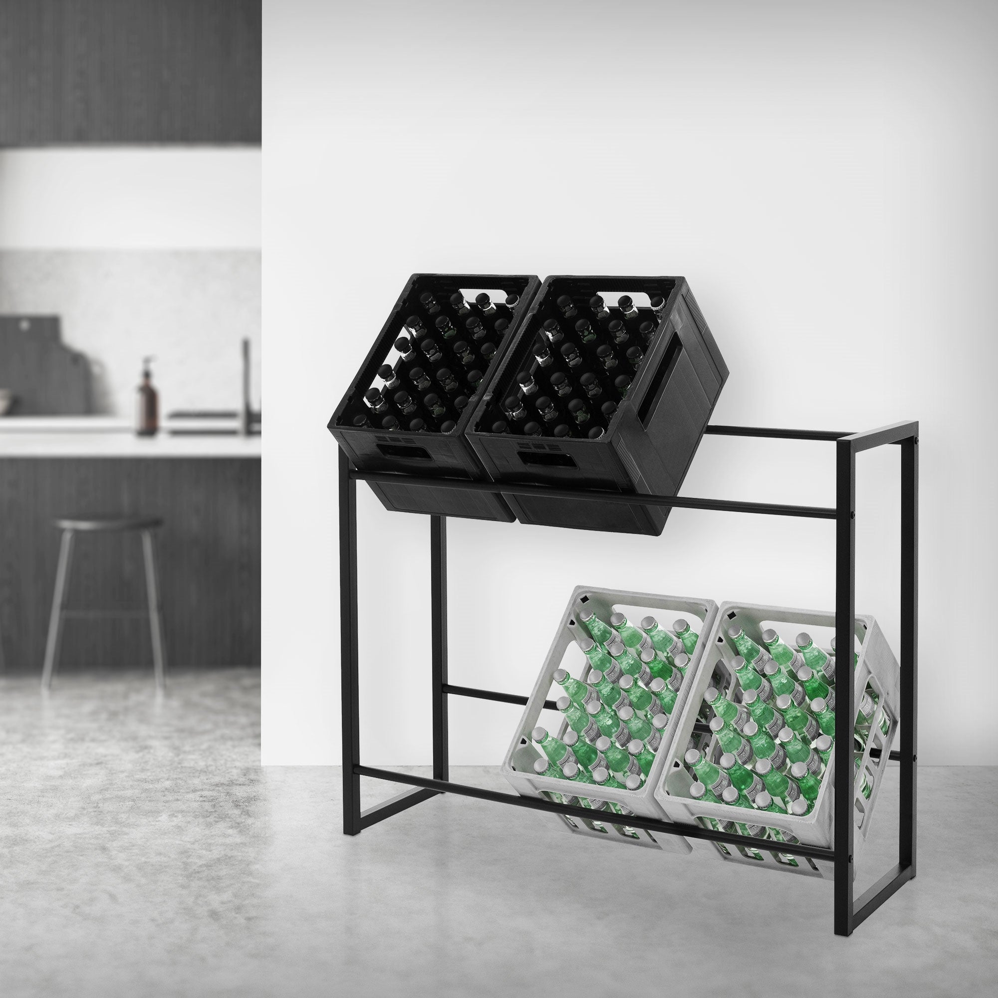 Ripiano con casse di bottiglie in nero e grigio su un pavimento chiaro.