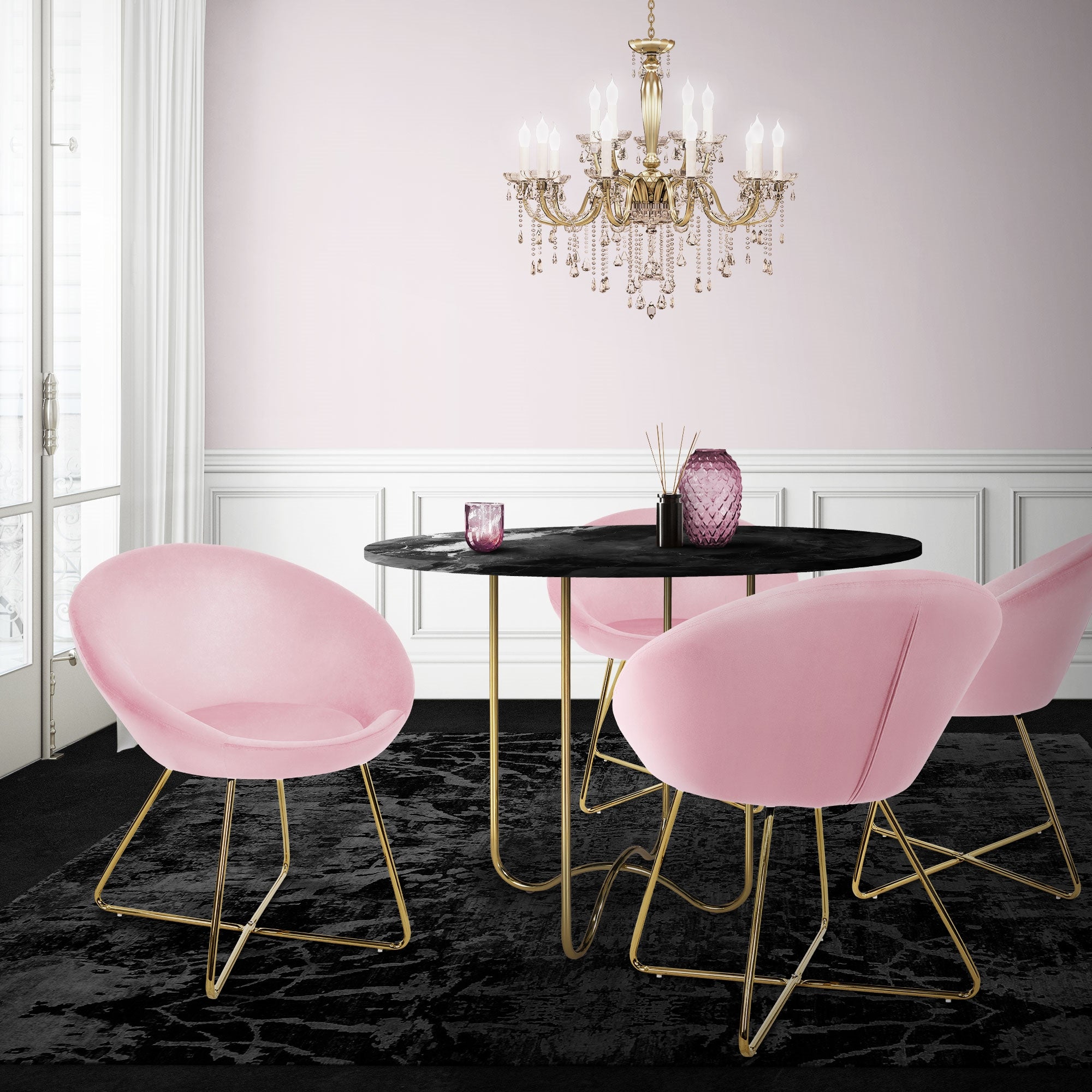 Une pièce avec une table ronde, quatre chaises roses et un lustre.