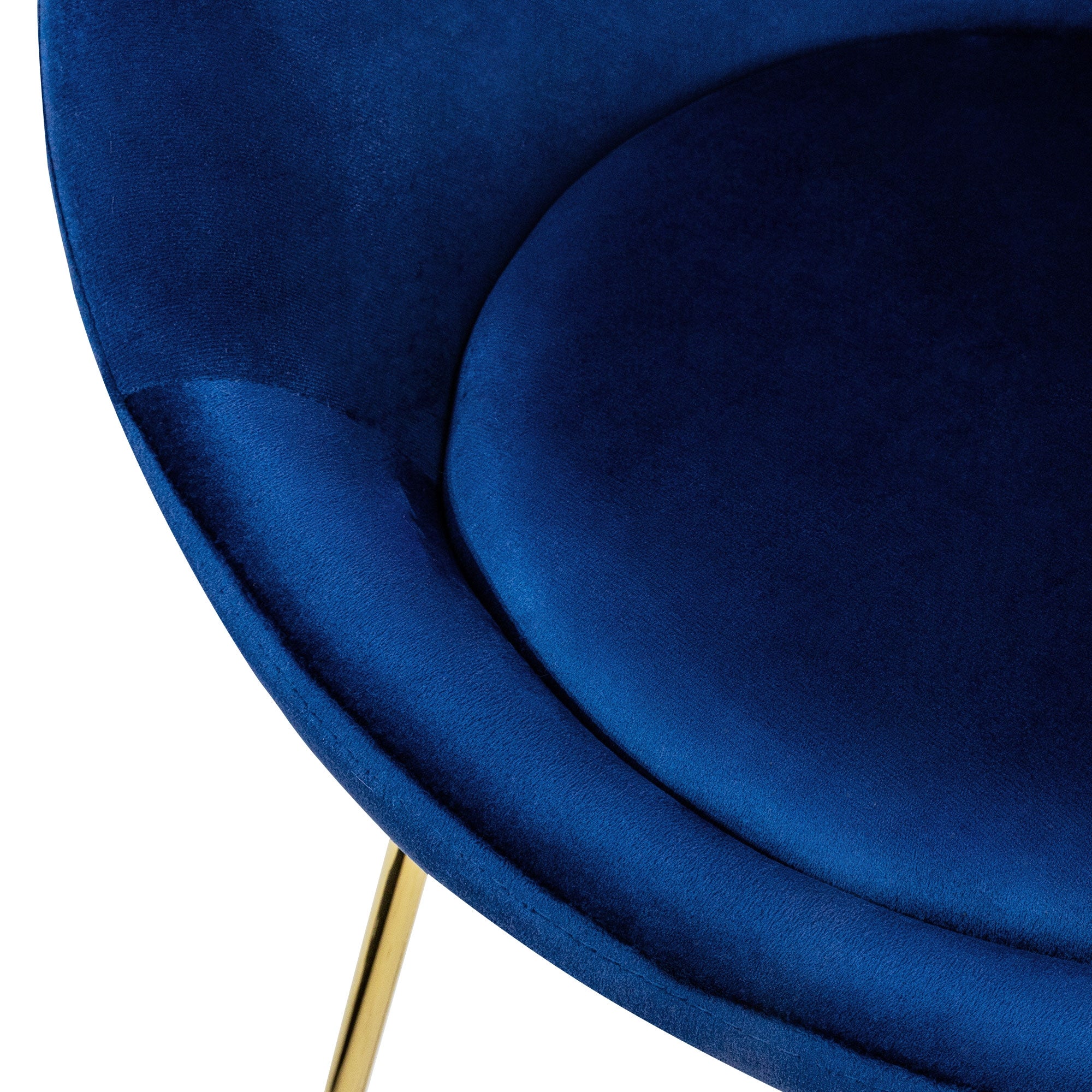 Primo piano di una sedia blu rotonda con gambe dorate.