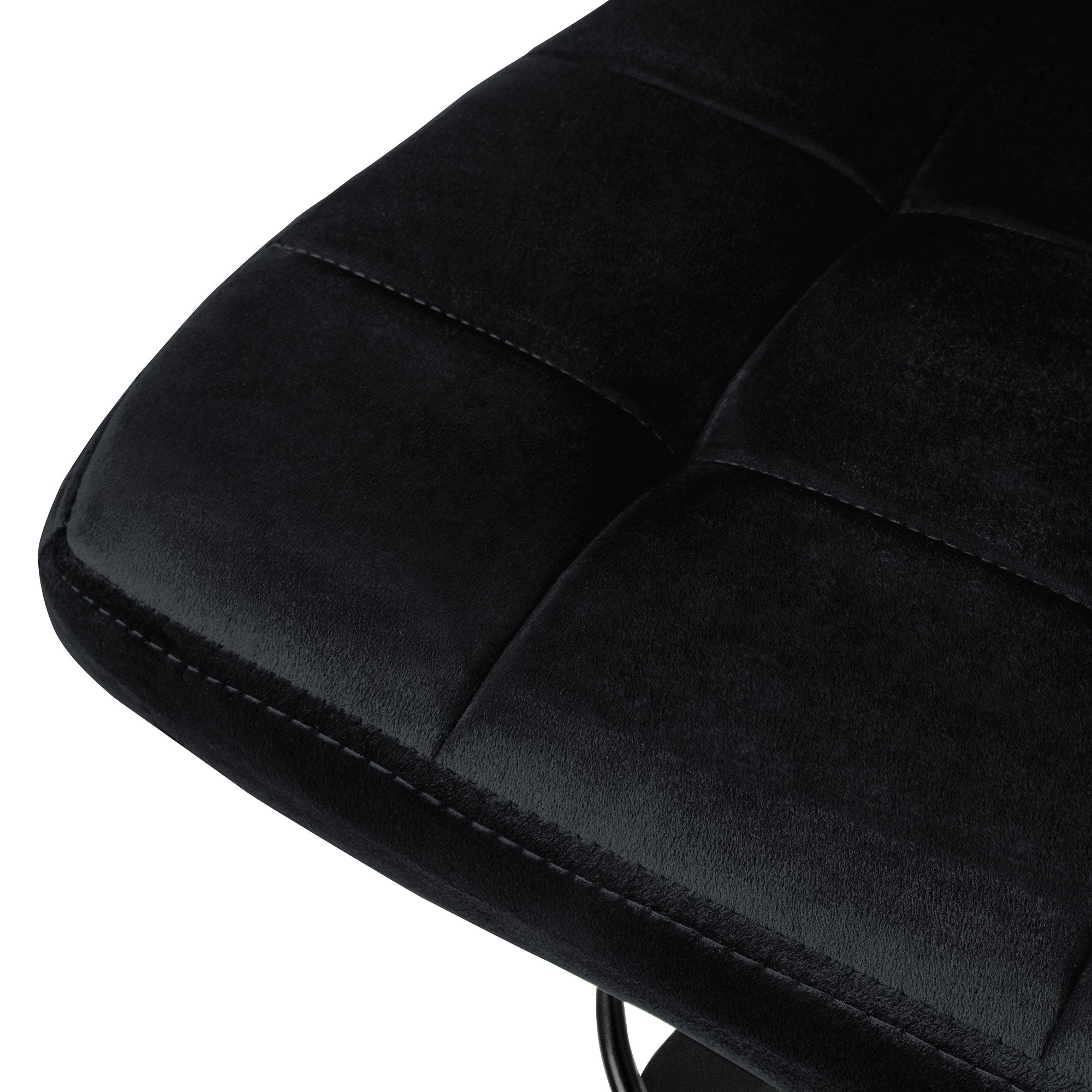 Nærbillede af det polstrede sæde på en sort barstol.