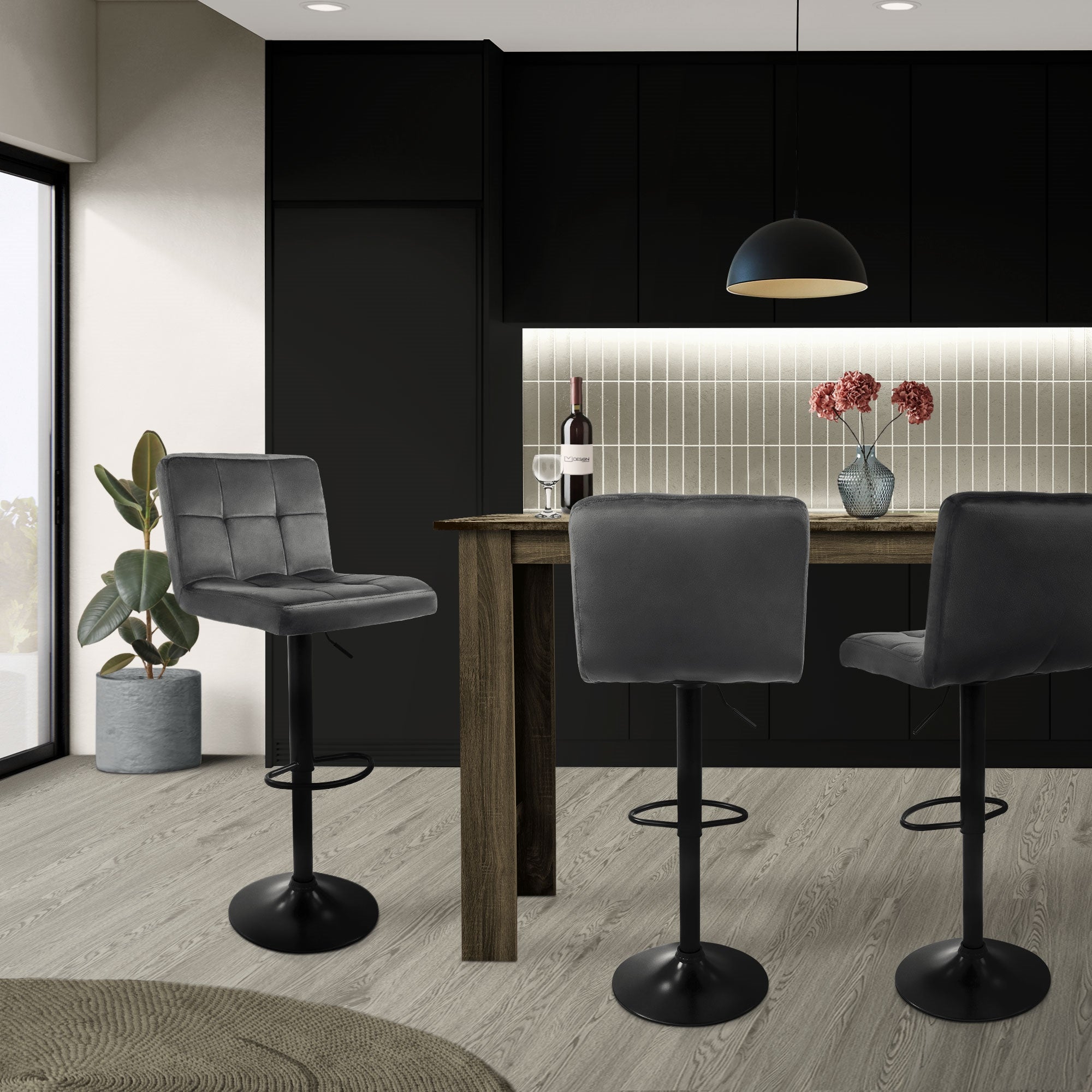 Moderne Küche mit Barhockern, Tisch und Pflanzen im Hintergrund.