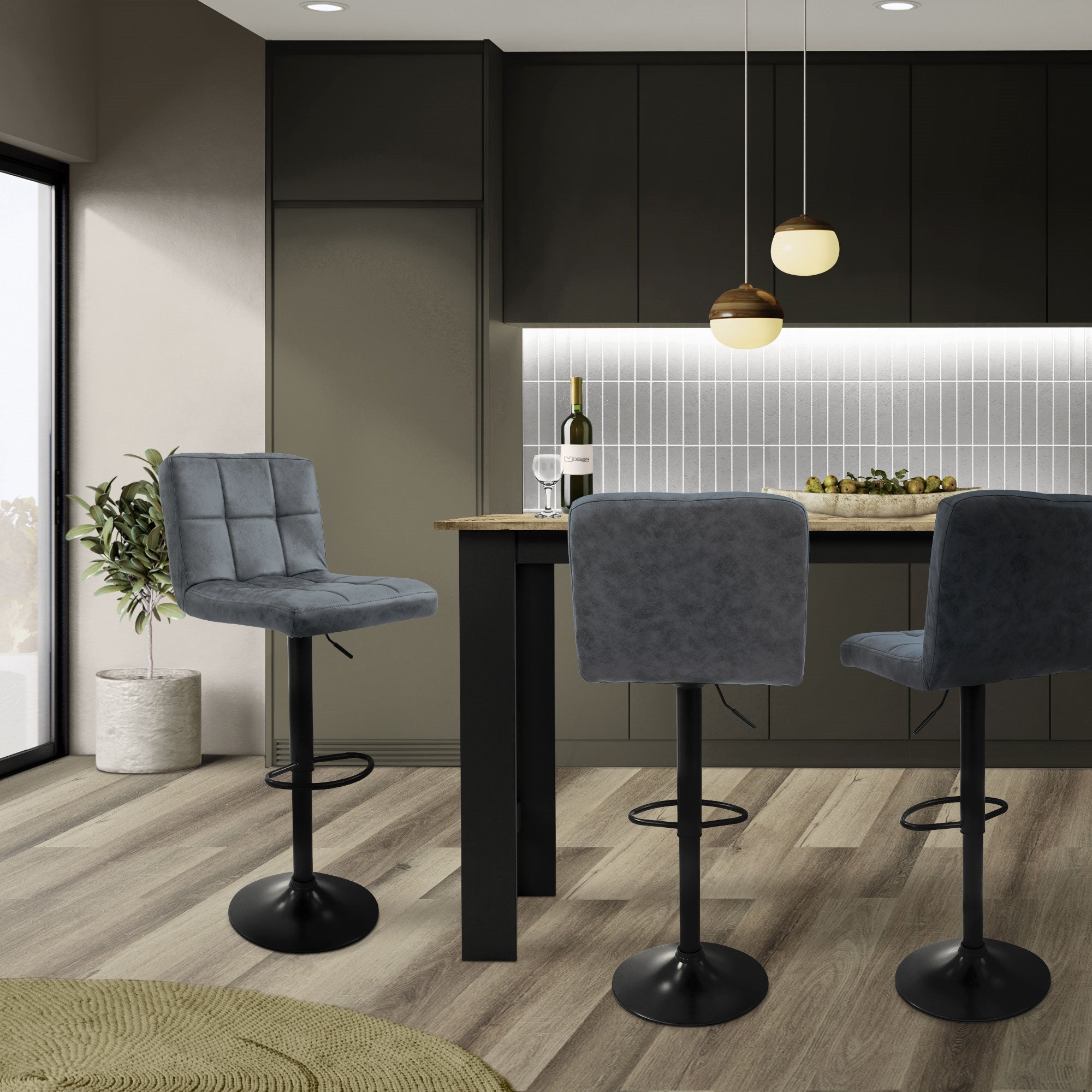 Cocina moderna con tres taburetes y una mesa, plantas al fondo.
