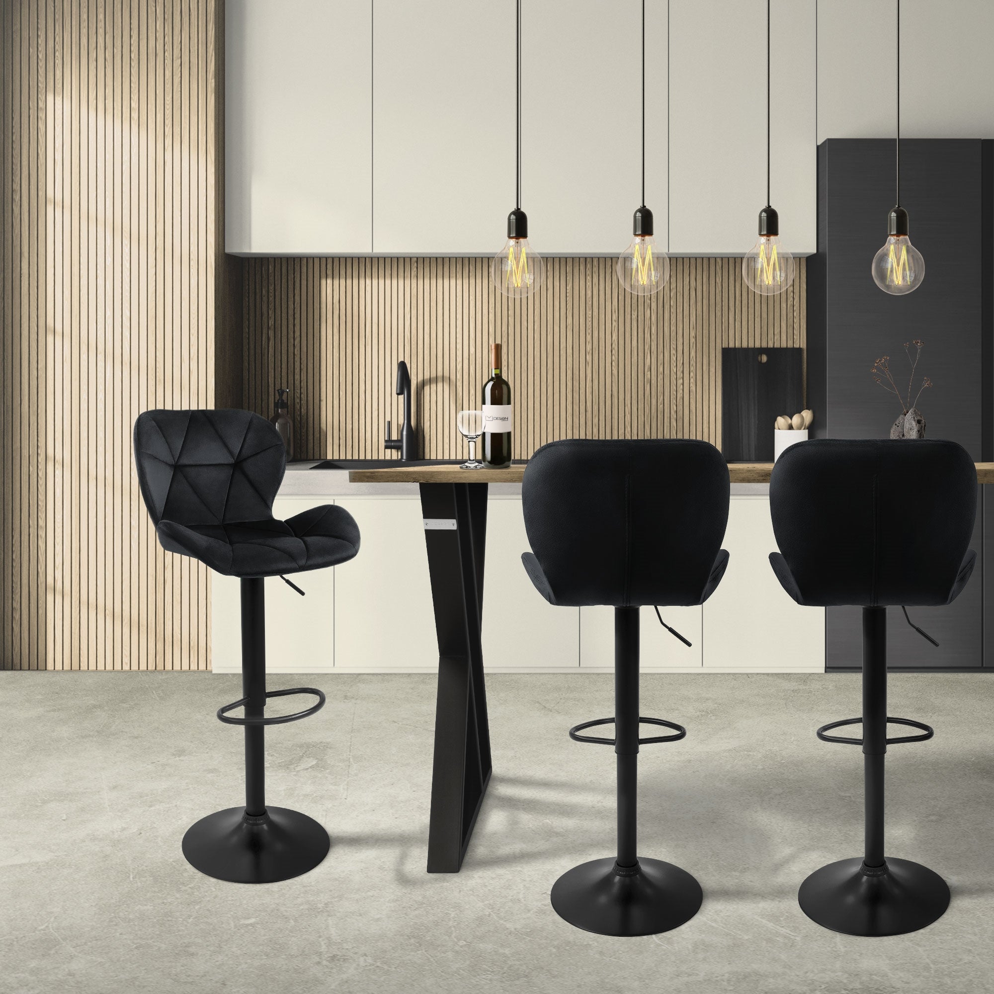 Moderne Küche mit drei schwarzen Barhockern an einem Tisch und hängenden Lampen.
