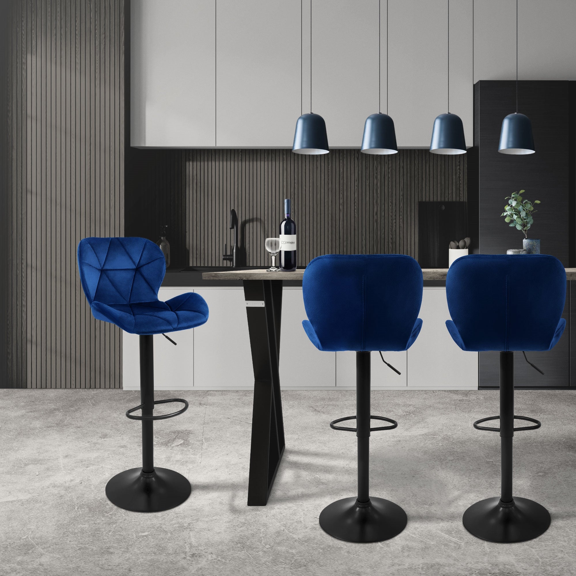 Moderne Küche mit drei blauen Barhockern und einer Theke, beleuchtet von Pendelleuchten.