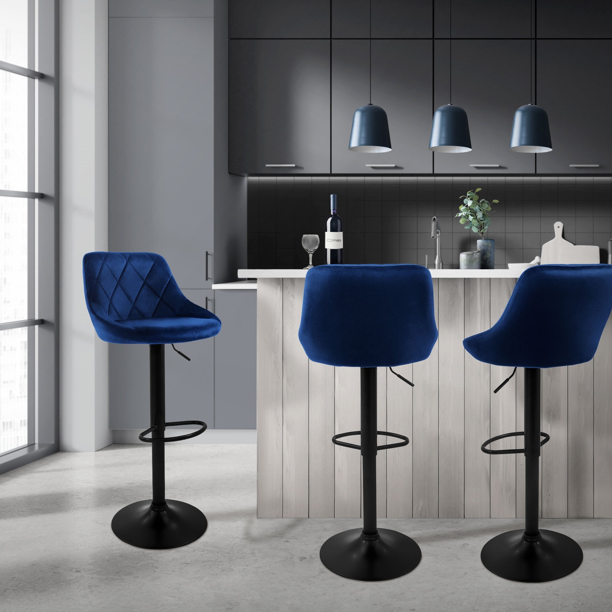 Tre sgabelli blu in un bar di legno in una cucina moderna.