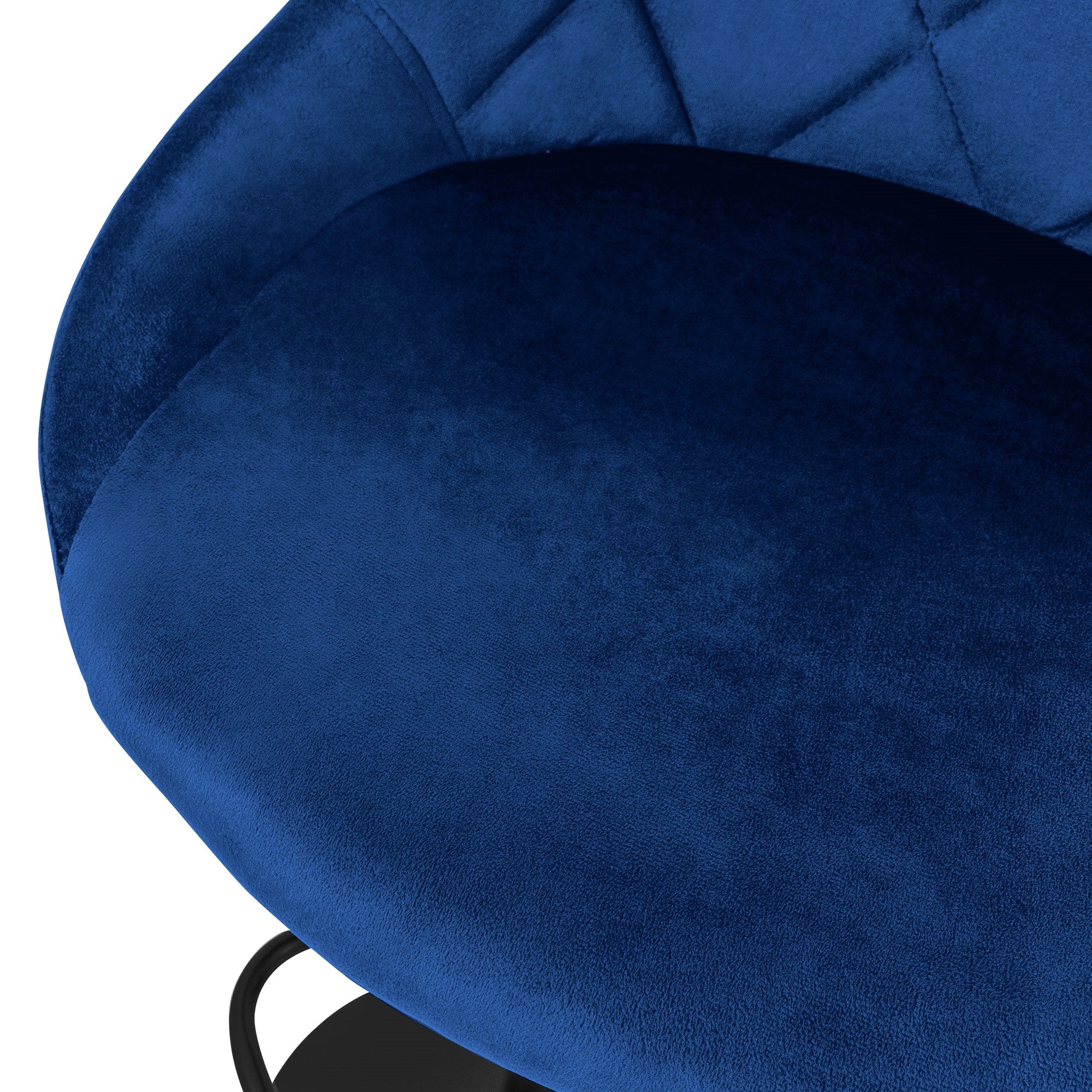 Primo piano di una sedia blu imbottita con seduta ovale.