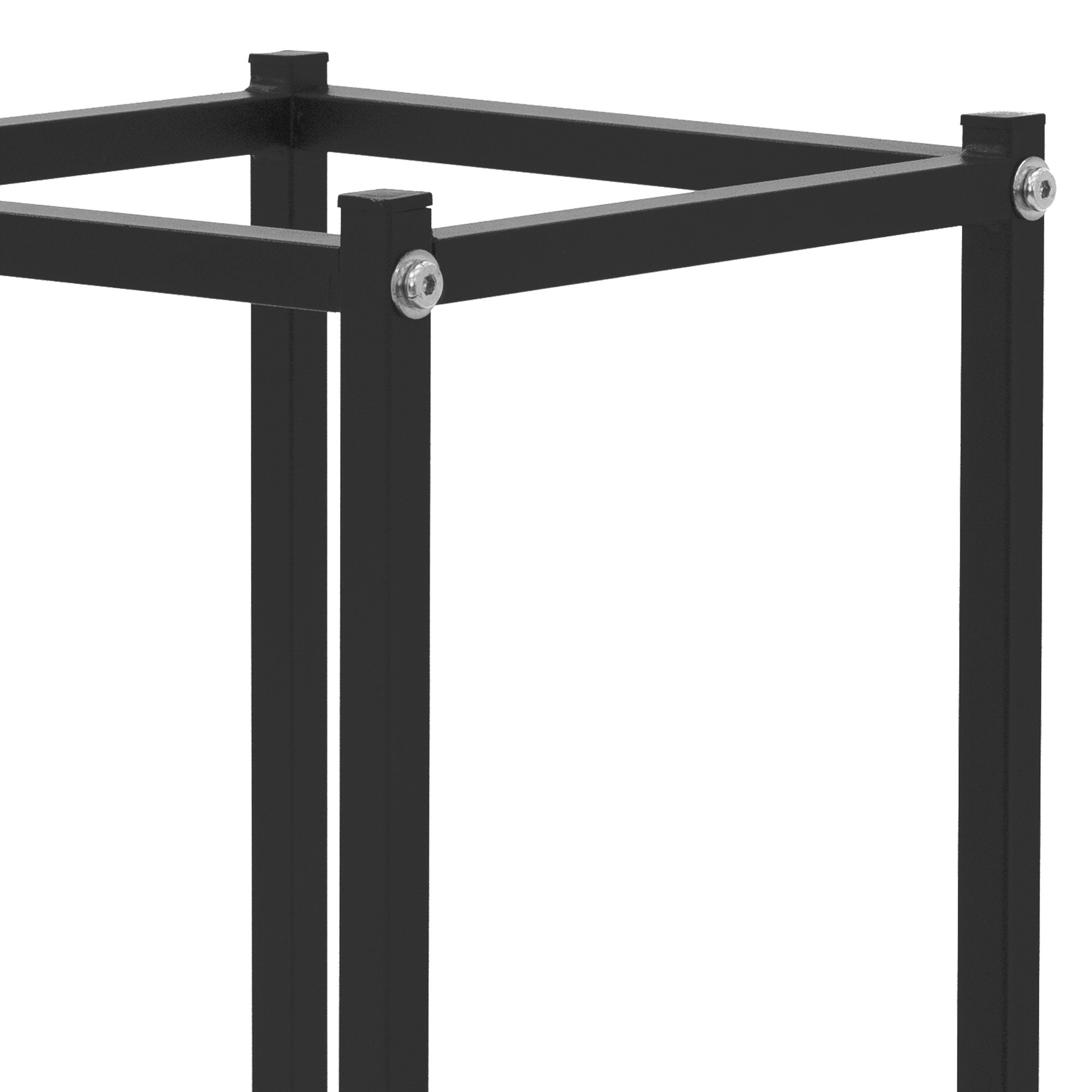 Vista detallada de un marco de metal negro con conexiones cuadradas.