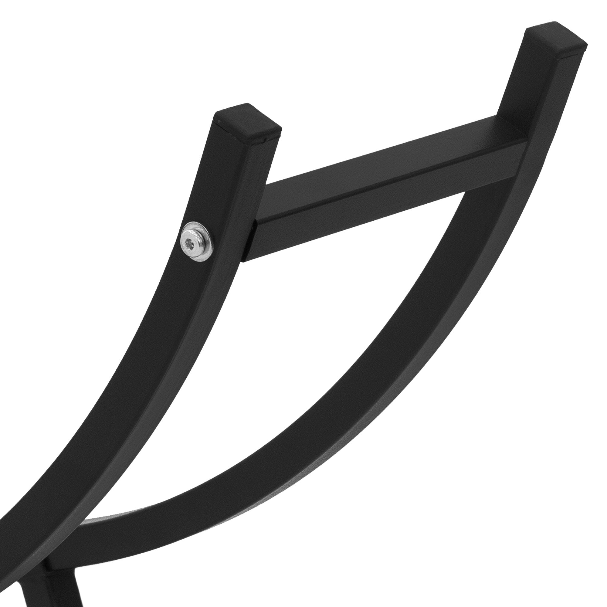 Primer plano de un soporte negro curvado con un tornillo.