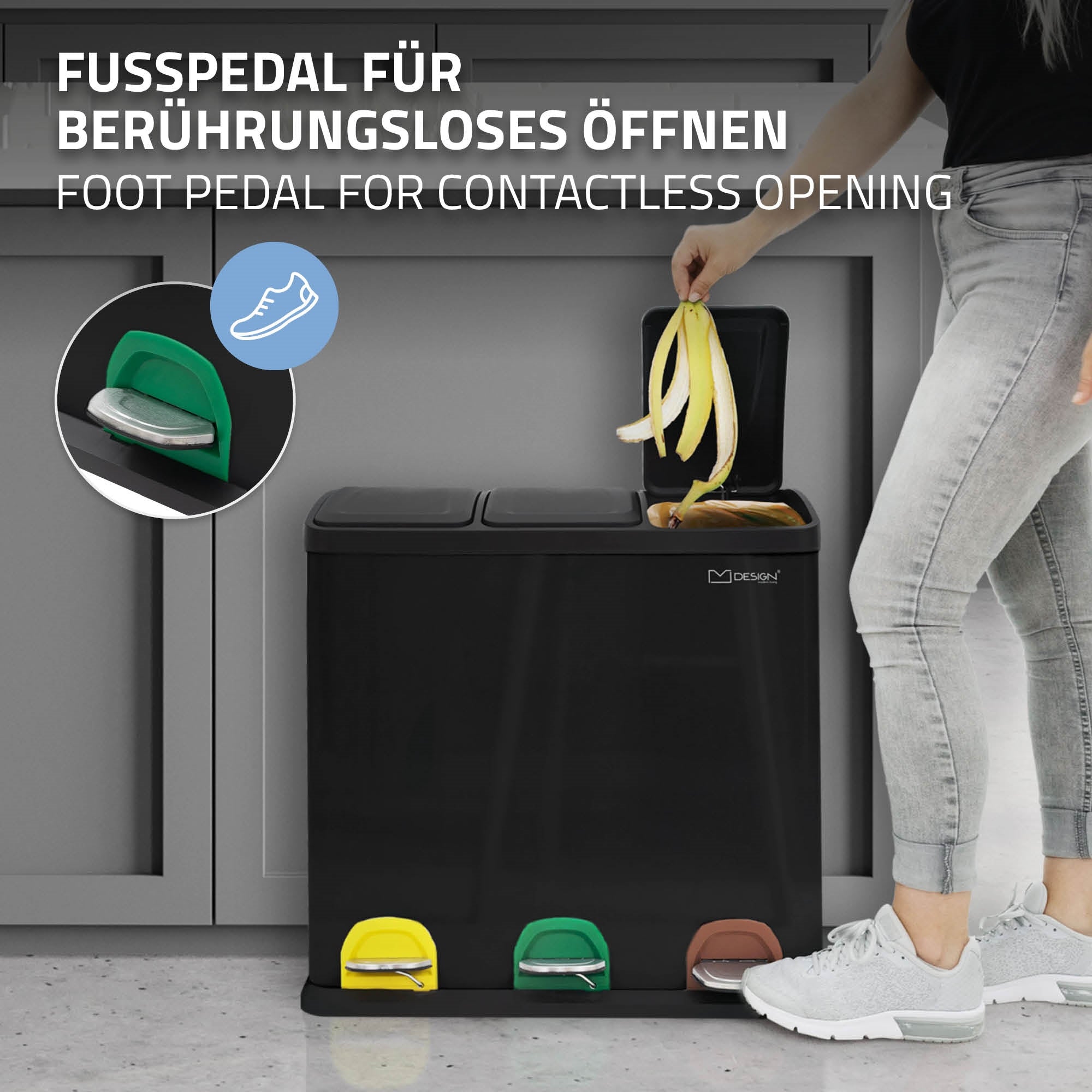 Person öffnet Mülltrennsystem mit Fußpedal, auf einem Holzboden.