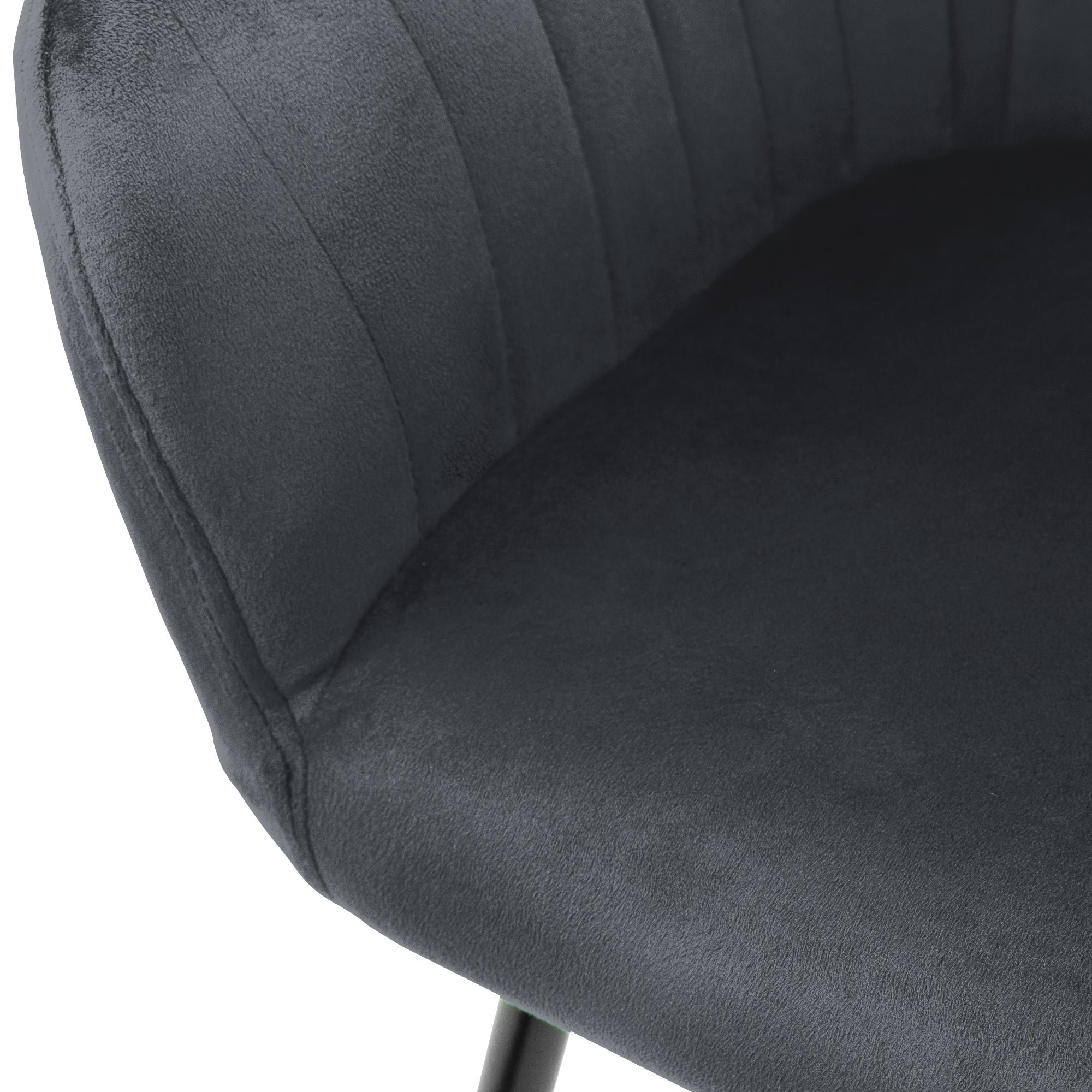 Toma de detalle del asiento de una silla negra.