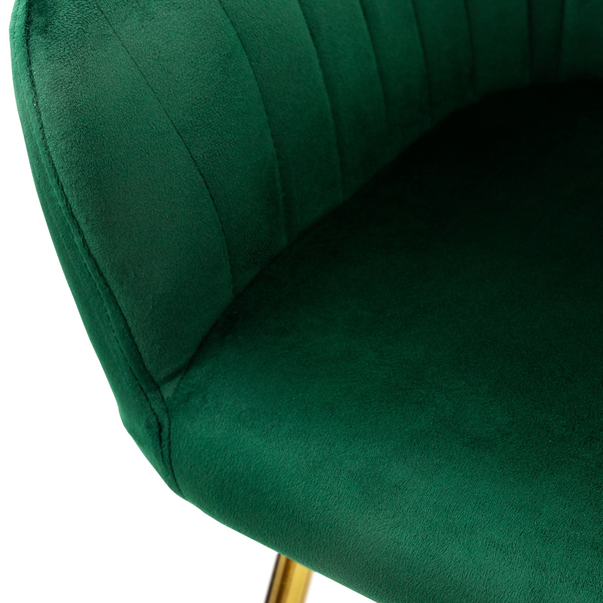 Primer plano del asiento de un sillón verde con patas doradas.