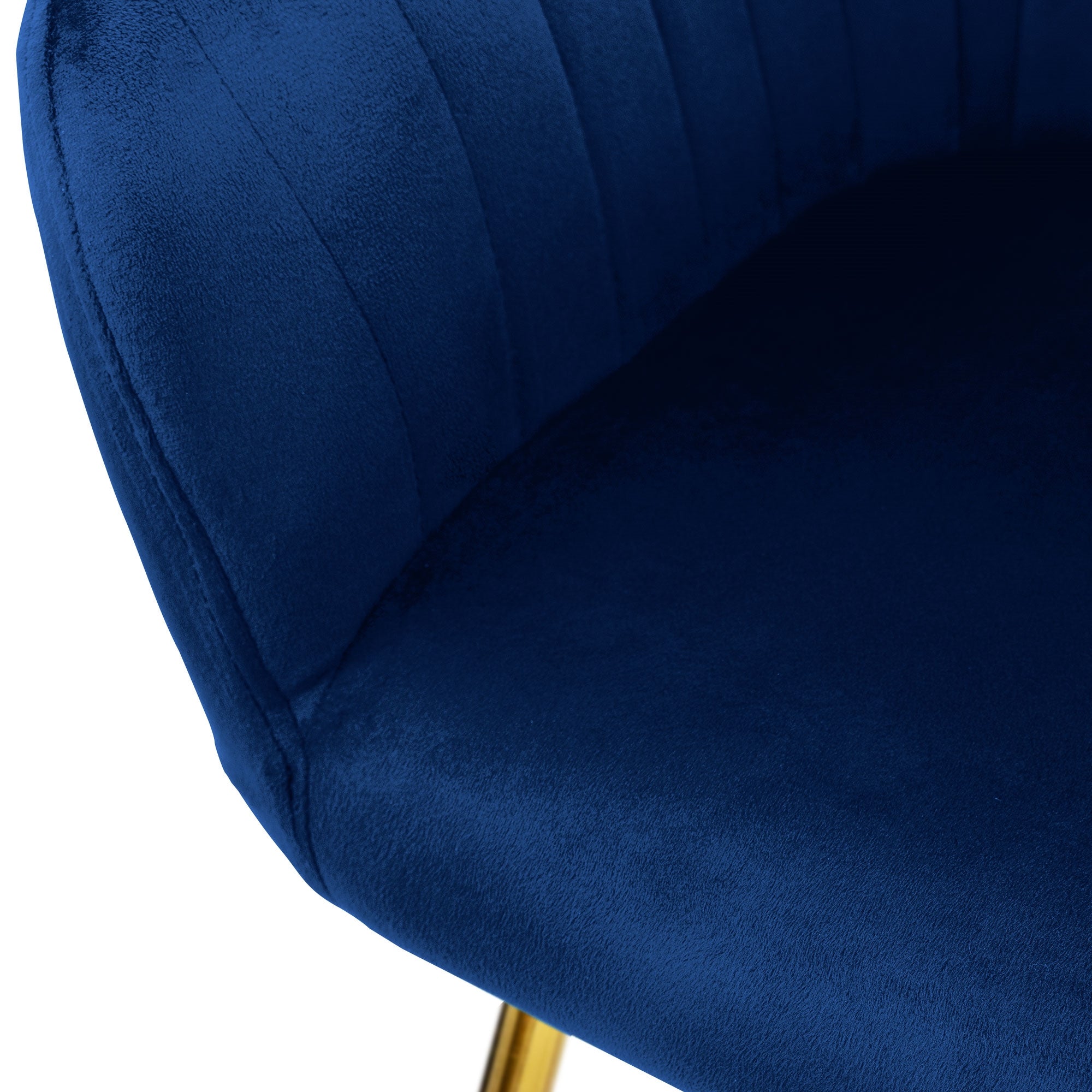 Détail d'une chaise bleue avec des pieds dorés.