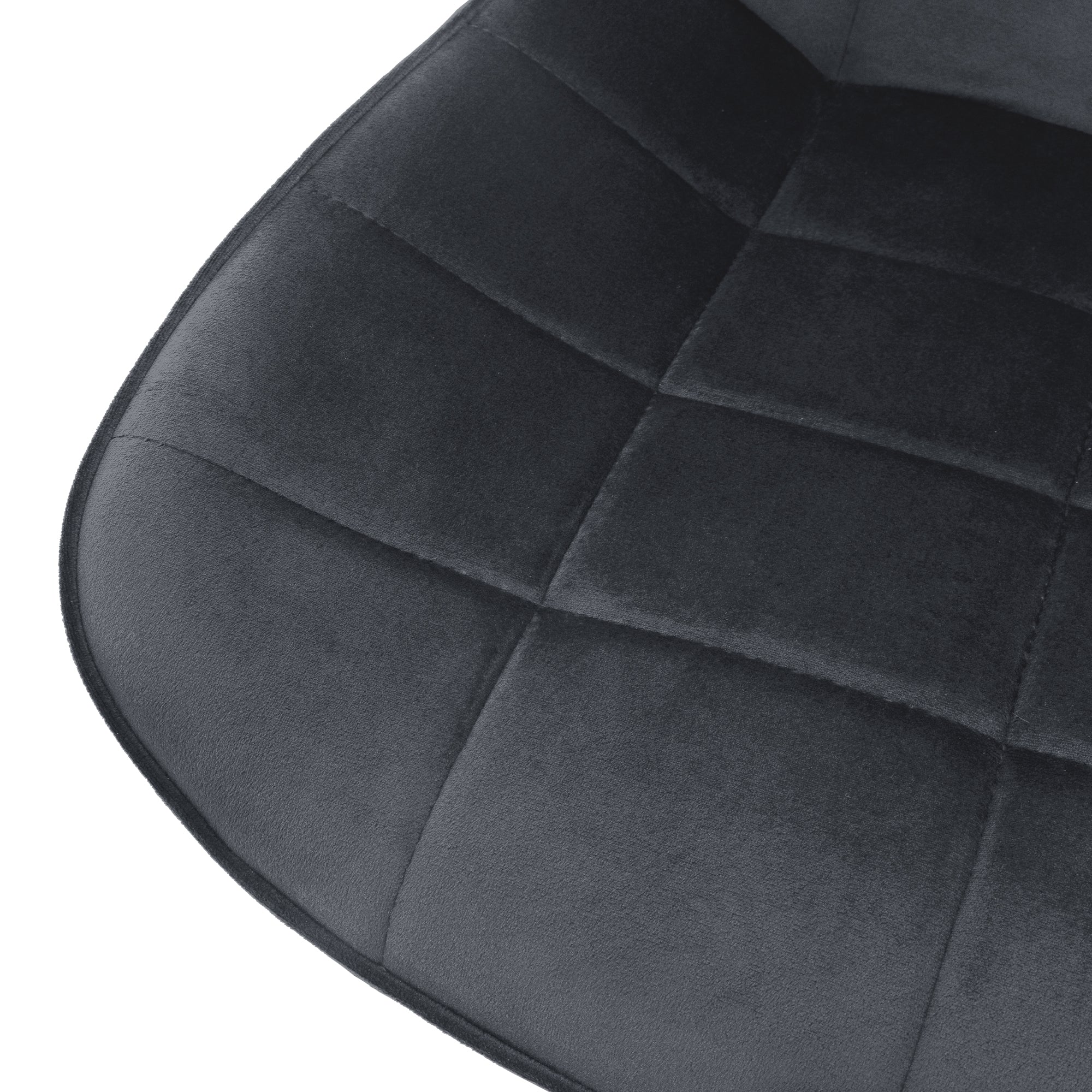Primer plano del asiento de una silla negra con superficie acolchada.