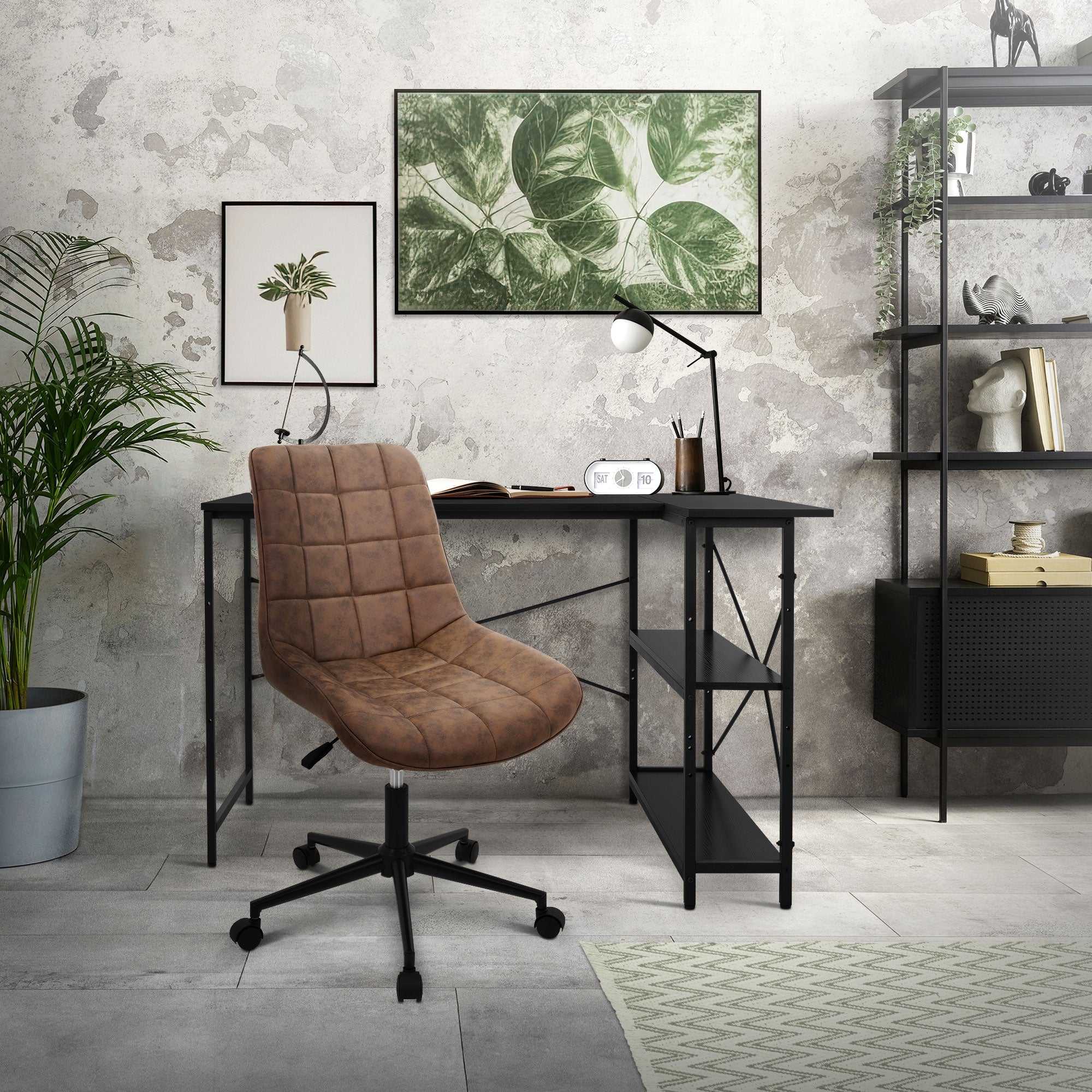 Ein moderner Arbeitsplatz mit Schreibtisch, Stuhl, Pflanzen und Wandbildern.