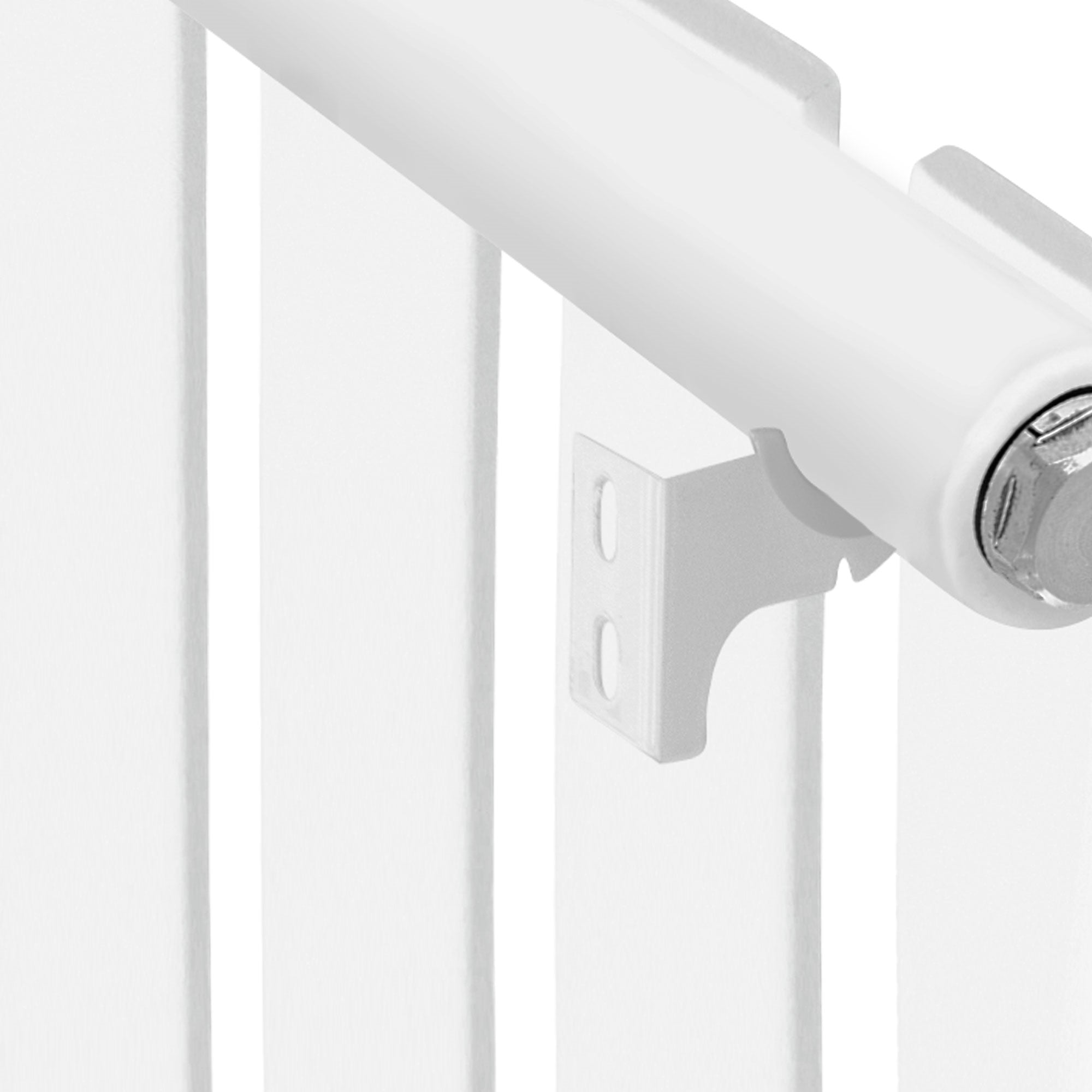 Vue détaillée d'un panneau de chauffage blanc avec support.