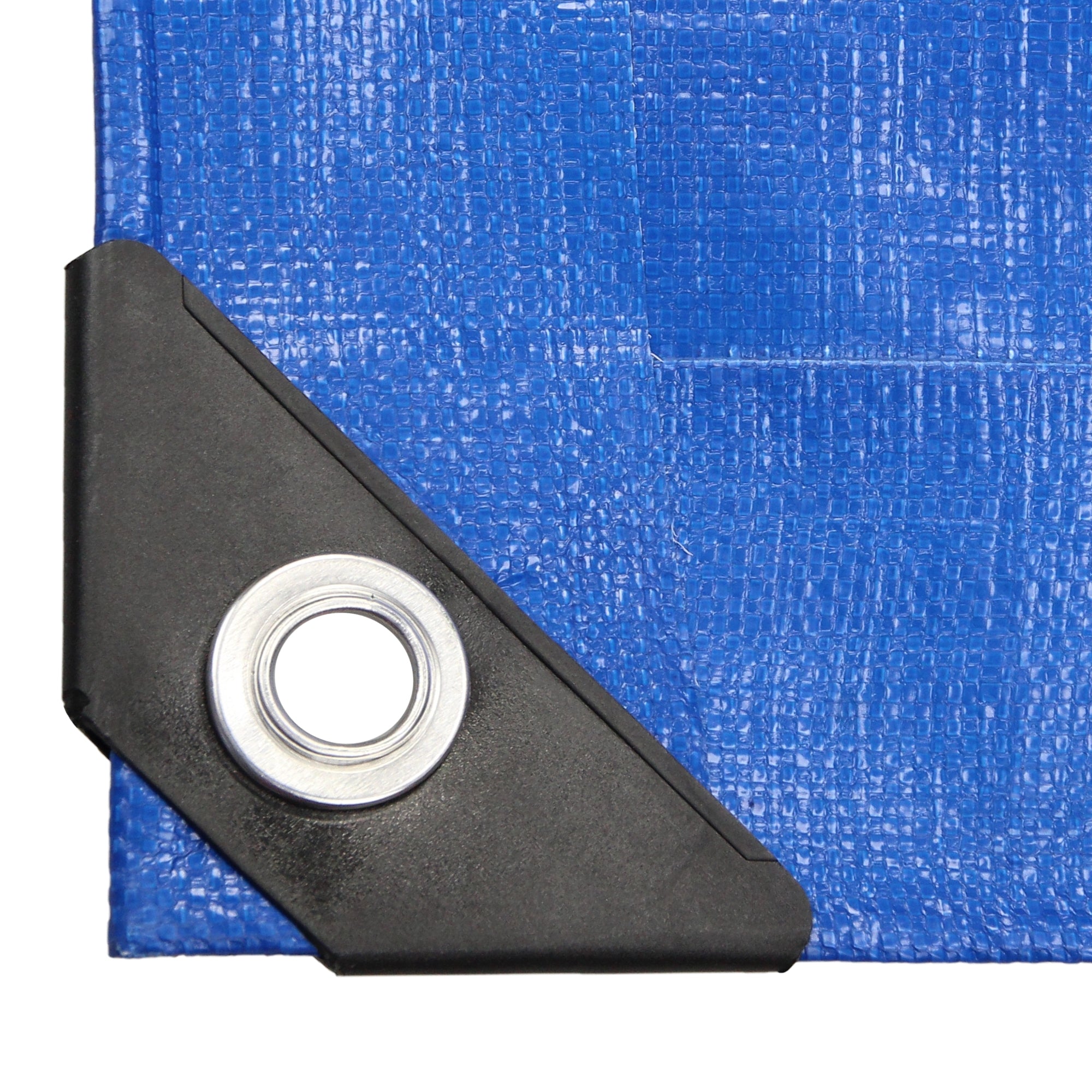 Primer plano de una lona azul con un borde negro y un ojal.