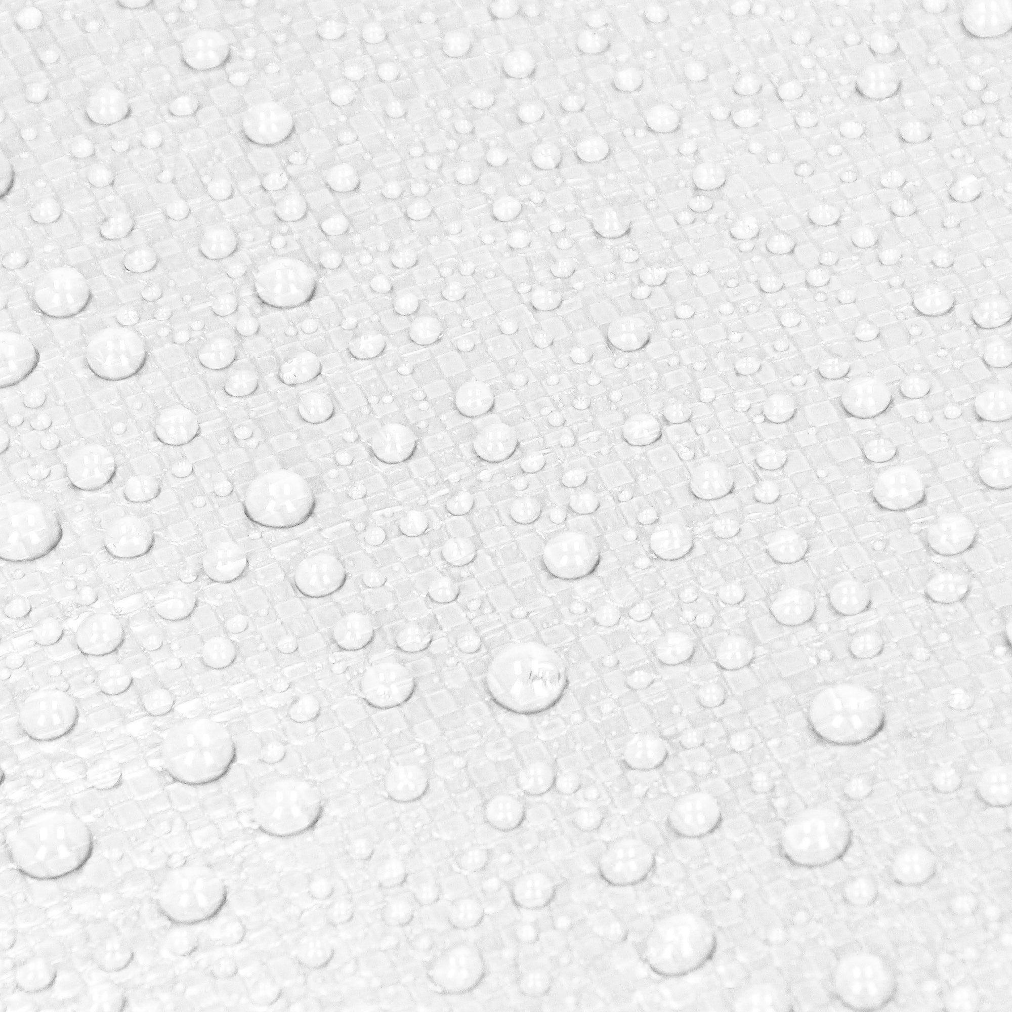 Wassertropfen auf einer weißen, strukturierten Oberfläche.