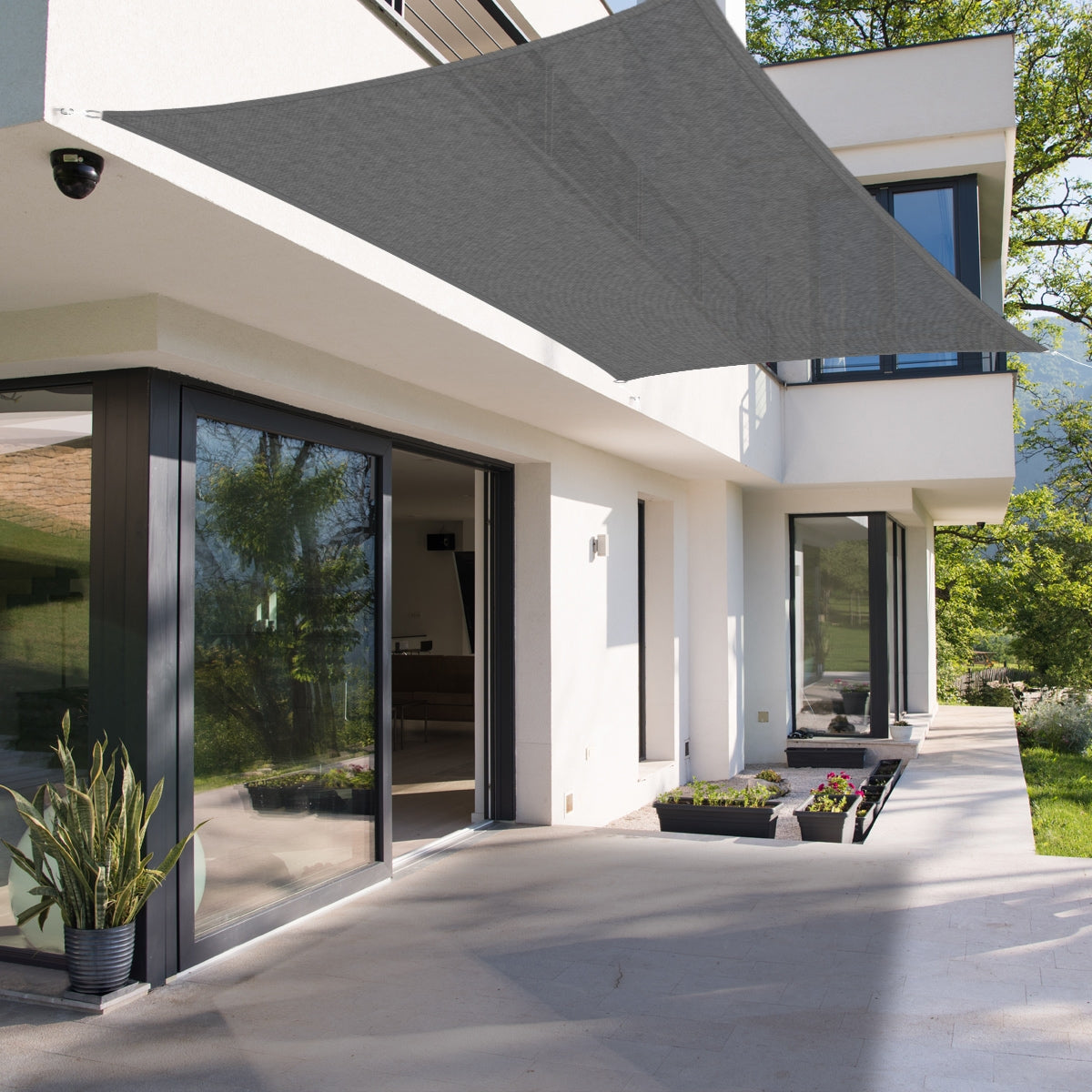 Un parasole rettangolare di colore grigio sopra un balcone.