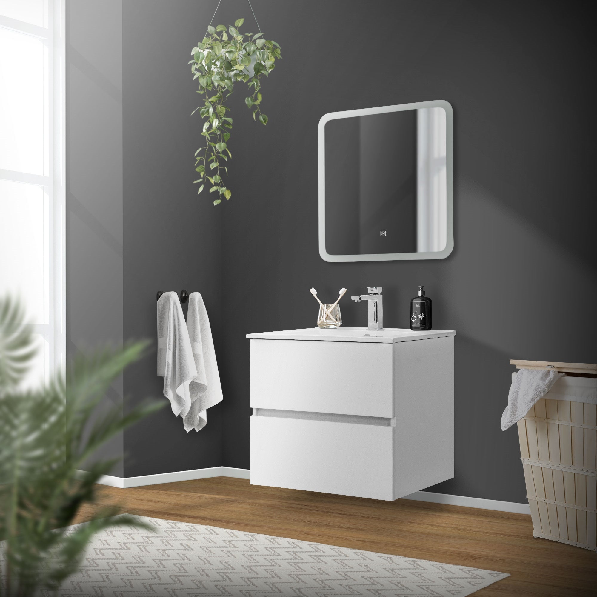 Vista moderna del bagno con lavabo, specchio e piante sulla parete.