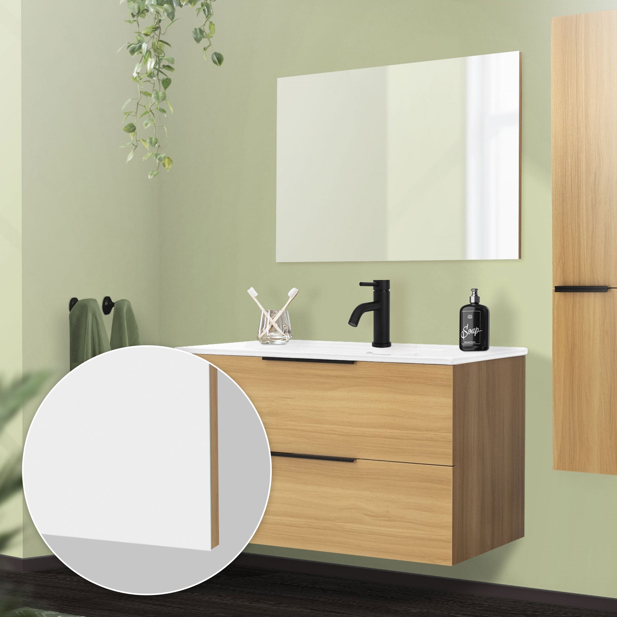 Mobile in legno con specchio e rubinetto nero.