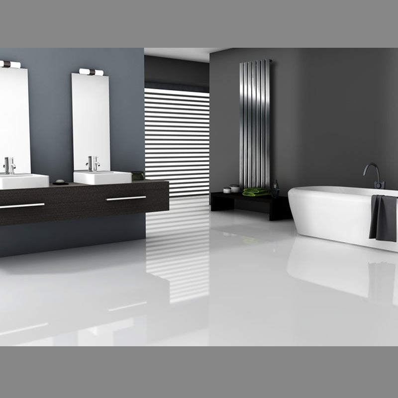 Baño moderno con dos lavabos, espejos y una bañera.