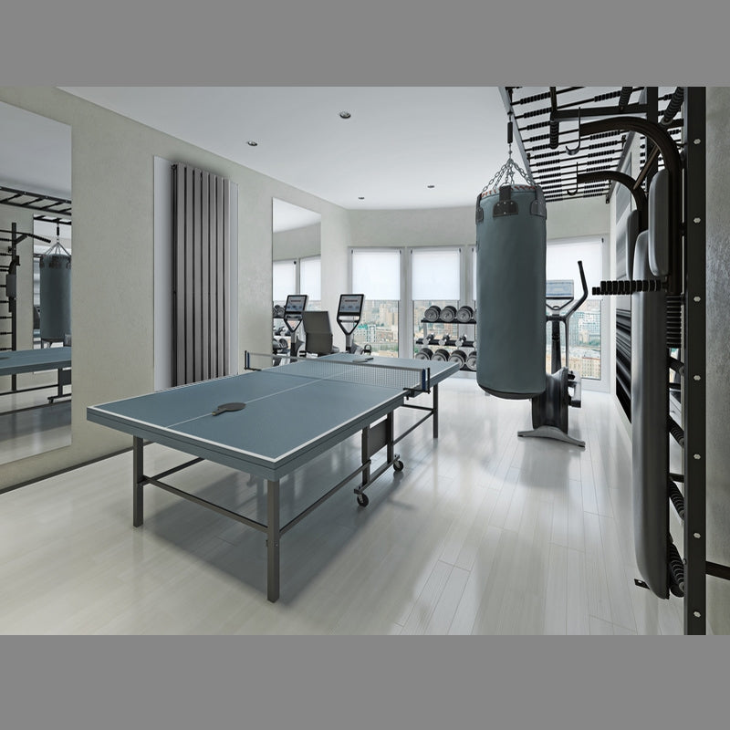 Sala di allenamento con tavolo da ping pong, attrezzature fitness e sacco da boxe.
