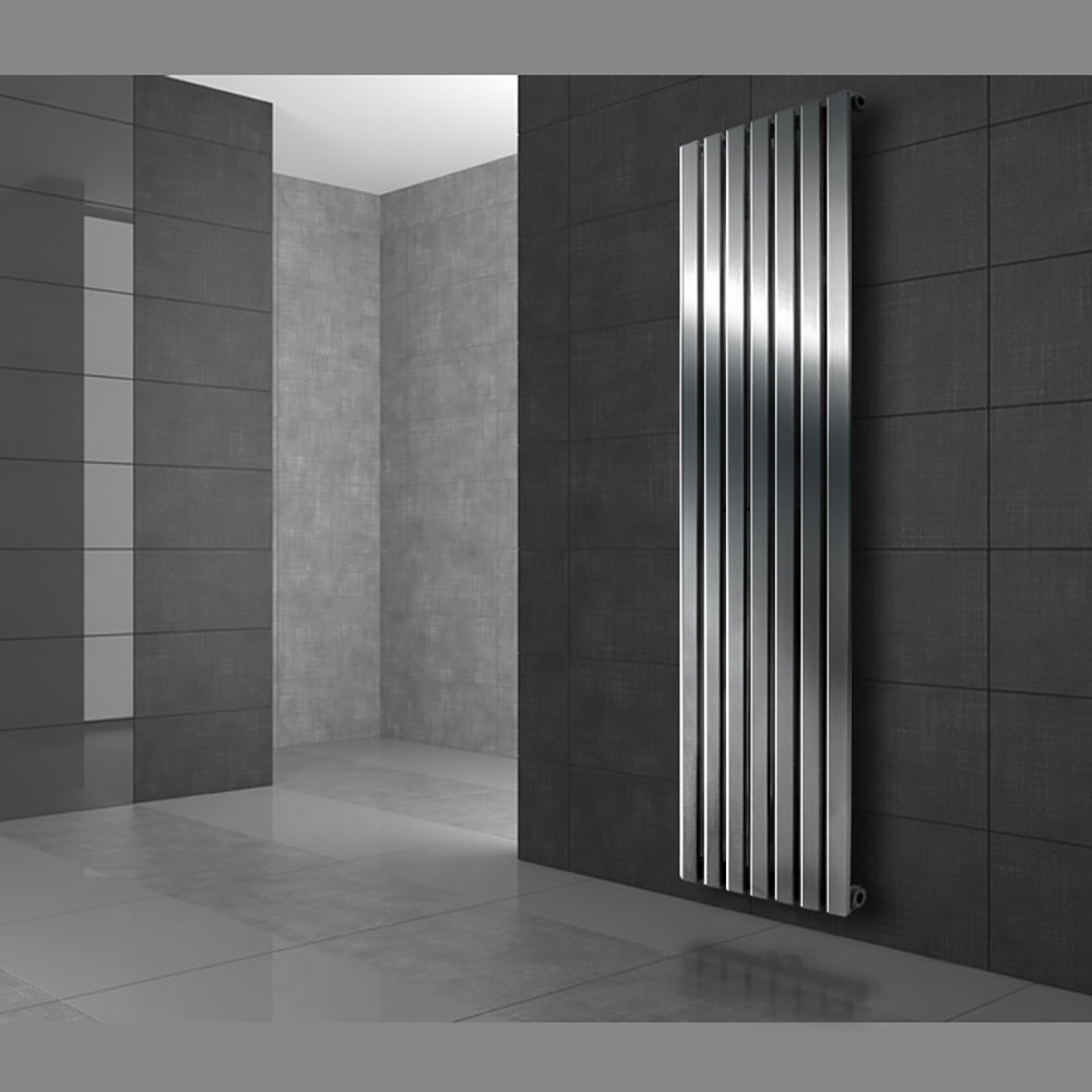 Radiador moderno y plateado con lamas verticales en una habitación.
