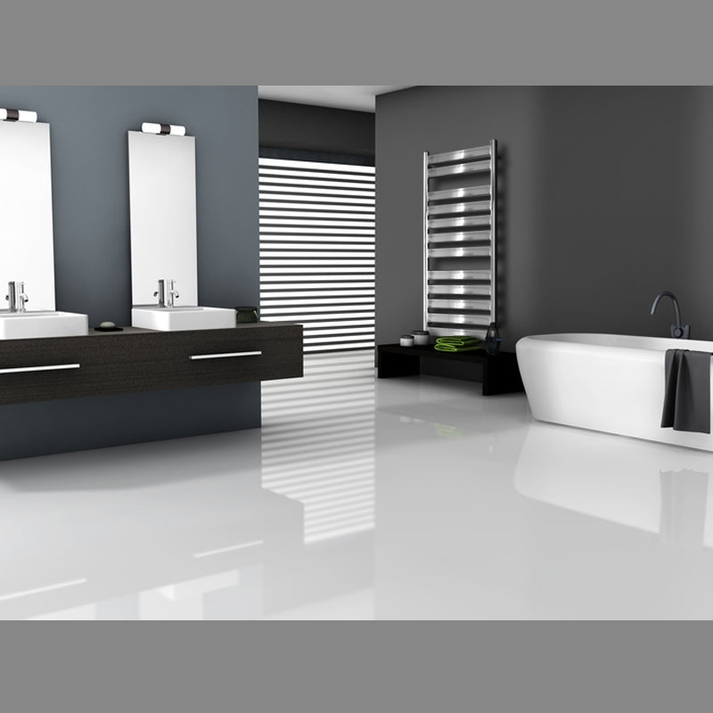 Modernes Badezimmer mit zwei Waschbecken, Spiegeln, Badewanne und Handtuchhalter.