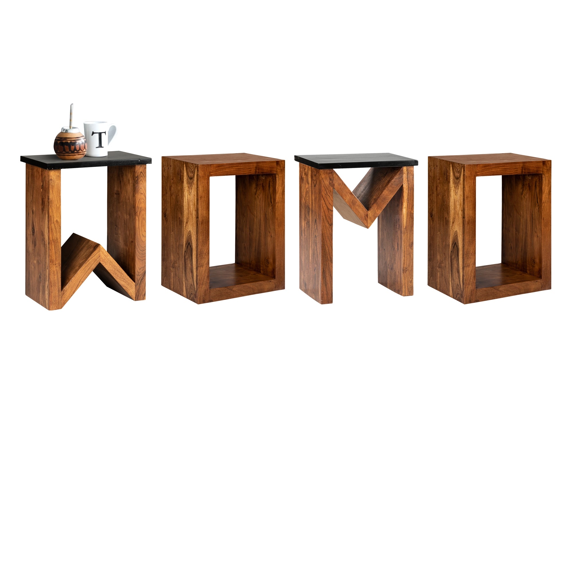 Estante de madera en forma de las letras W, O, M, O.