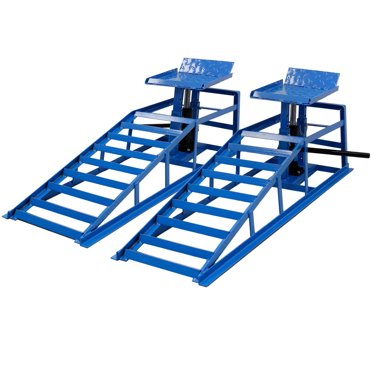 Dos plataformas elevadoras azules con escaleras y plataformas en un taller.