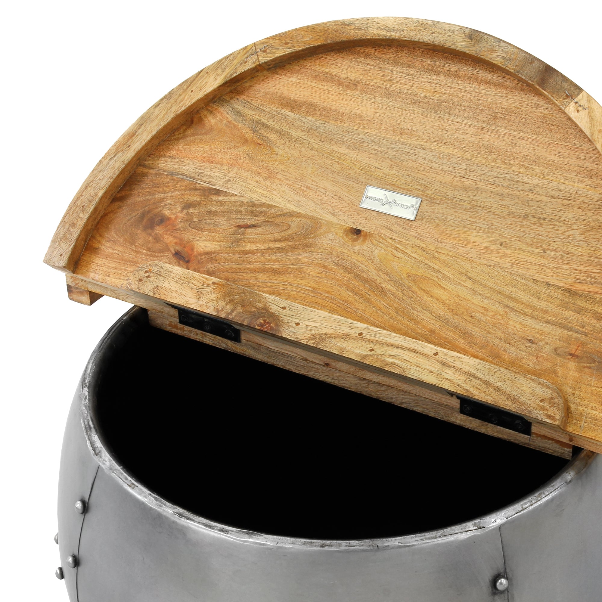 Ein runder Behälter mit einem Holzdeckel, der geöffnet ist.