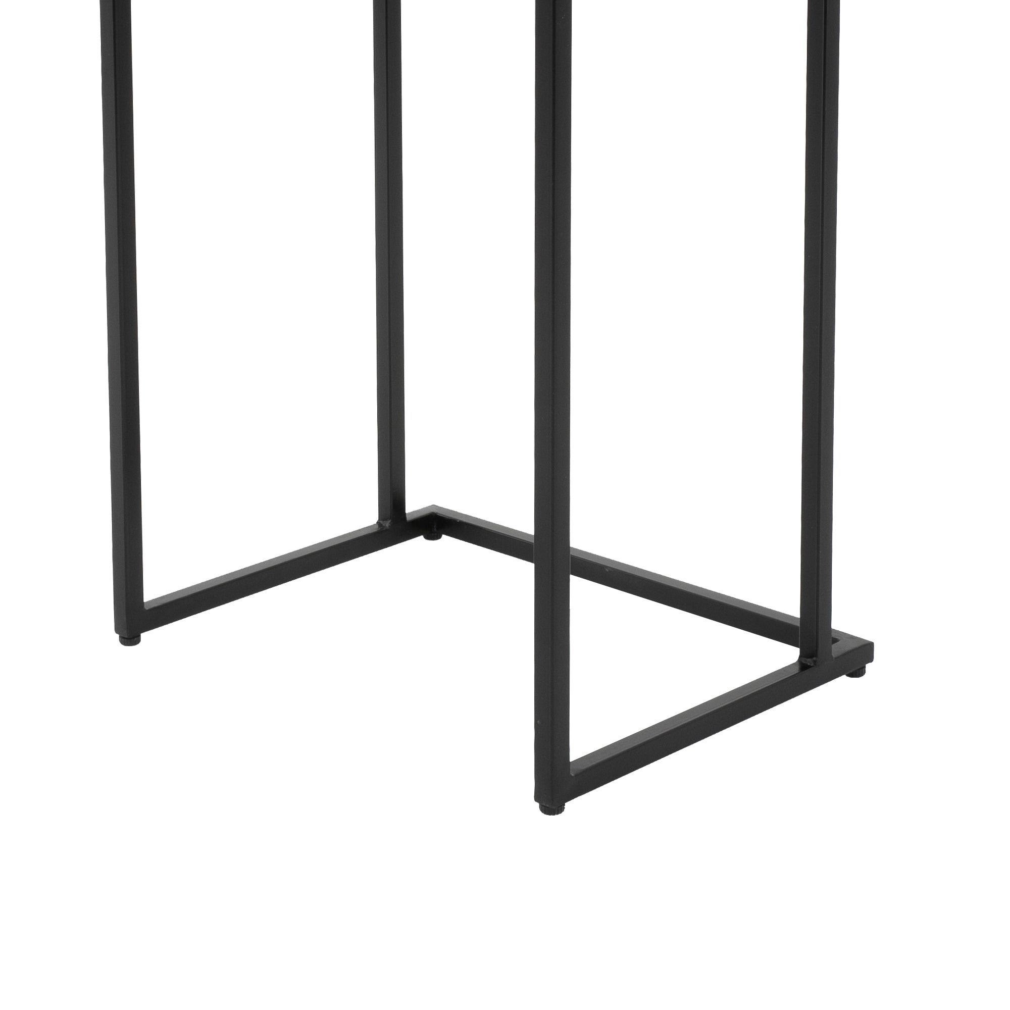 Vue détaillée des pieds d'une table haute en métal.