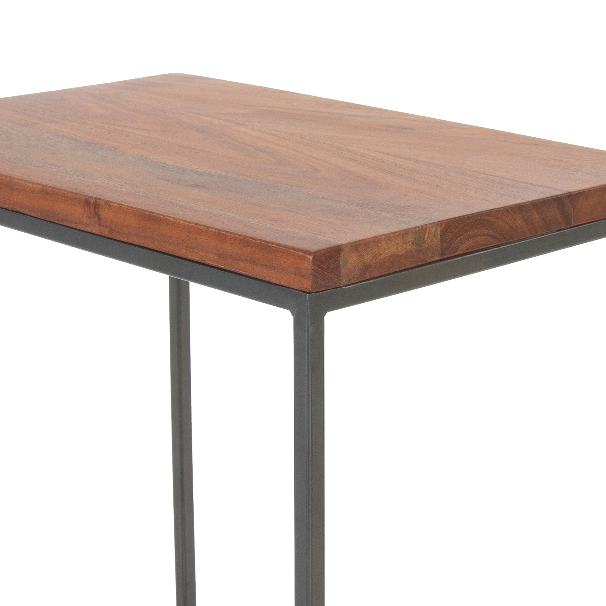 Detailaufnahme einer Tischplatte aus Holz mit schwarzem Metallgestell.