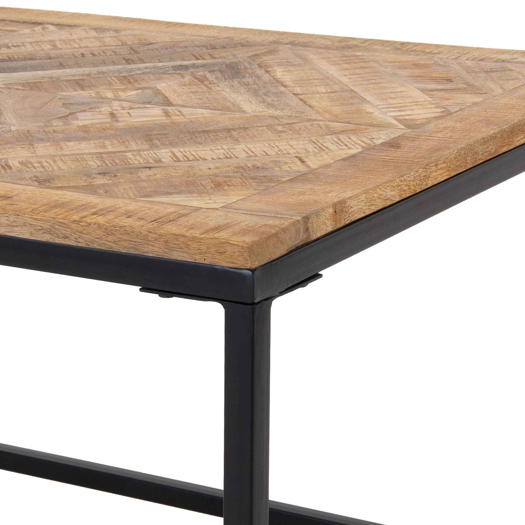 Piano del tavolo in legno chiaro con motivo geometrico.