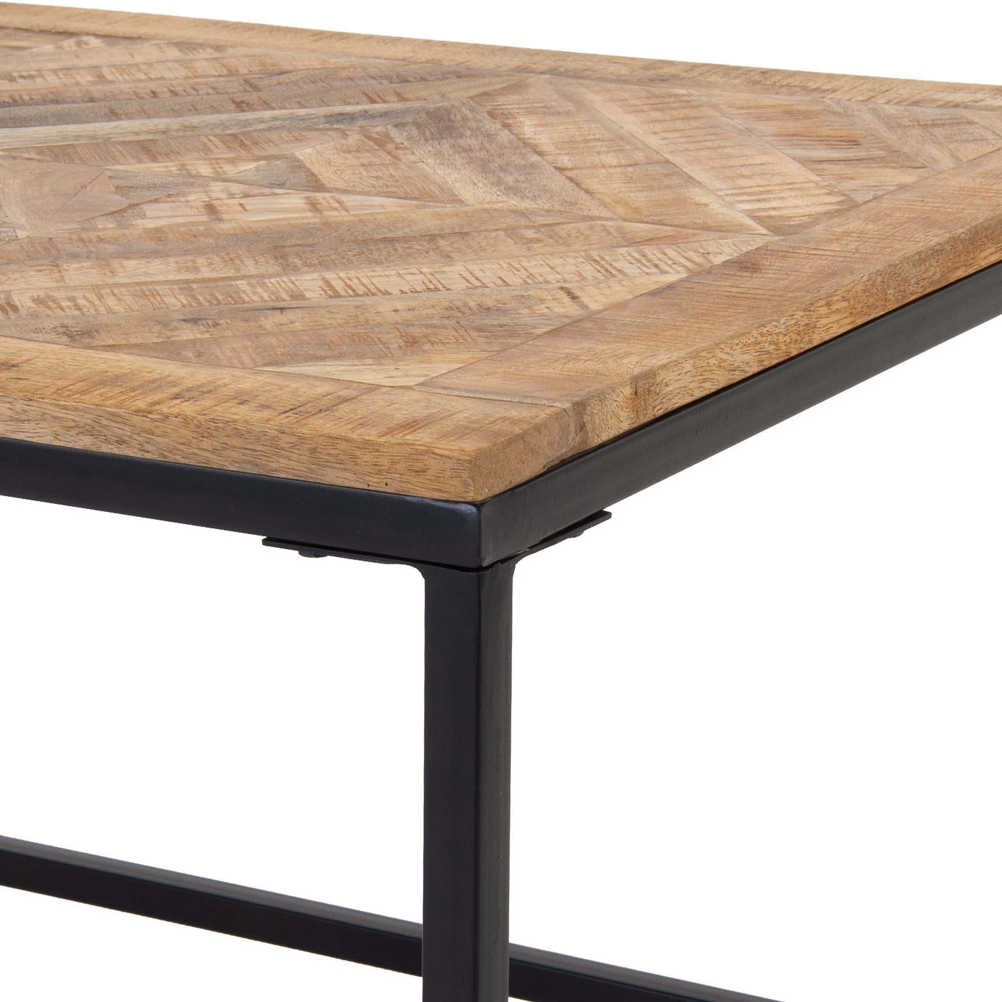 Vista detallada de una mesa de madera con patrón geométrico.