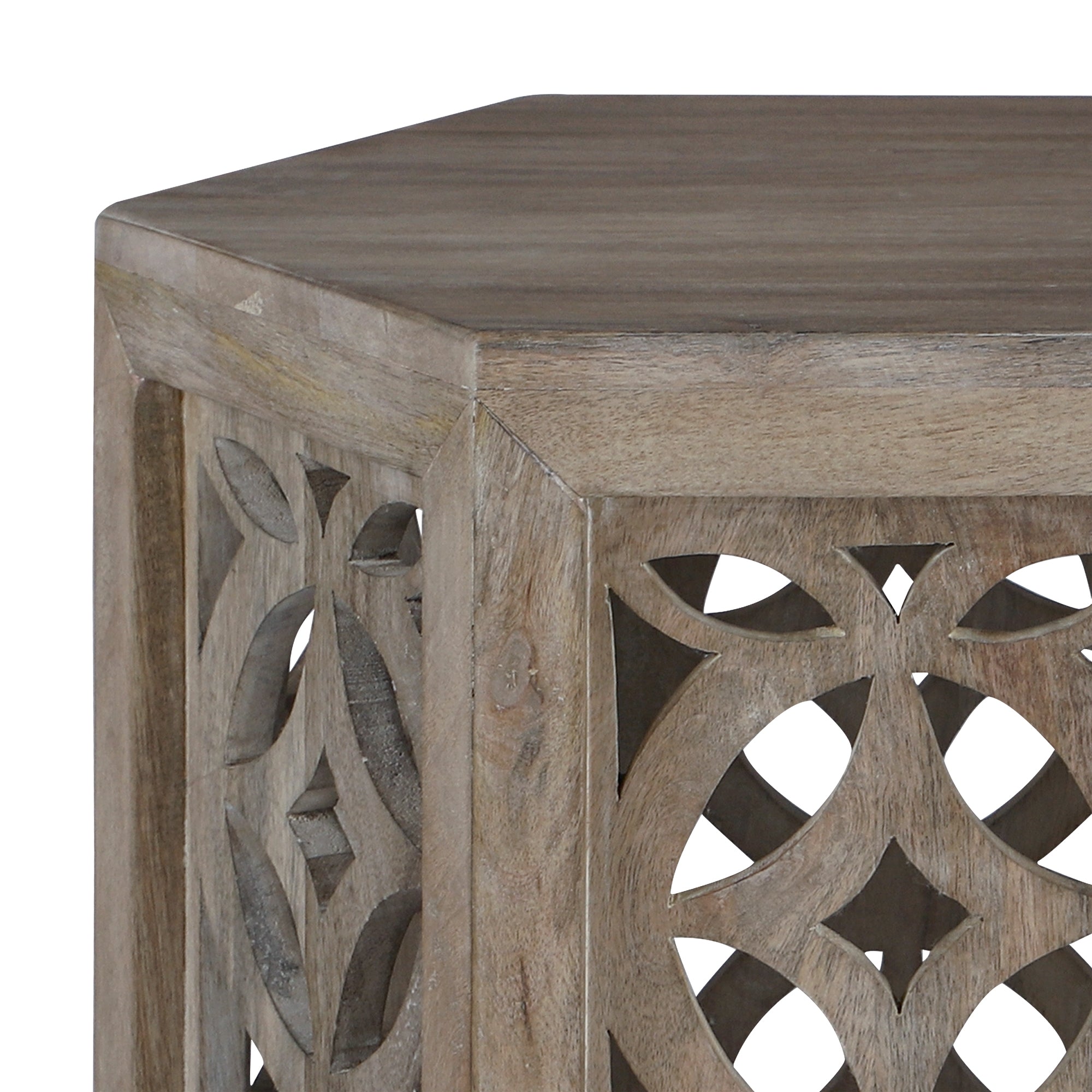 Mesa cuadrada con recortes decorativos y superficie de madera.