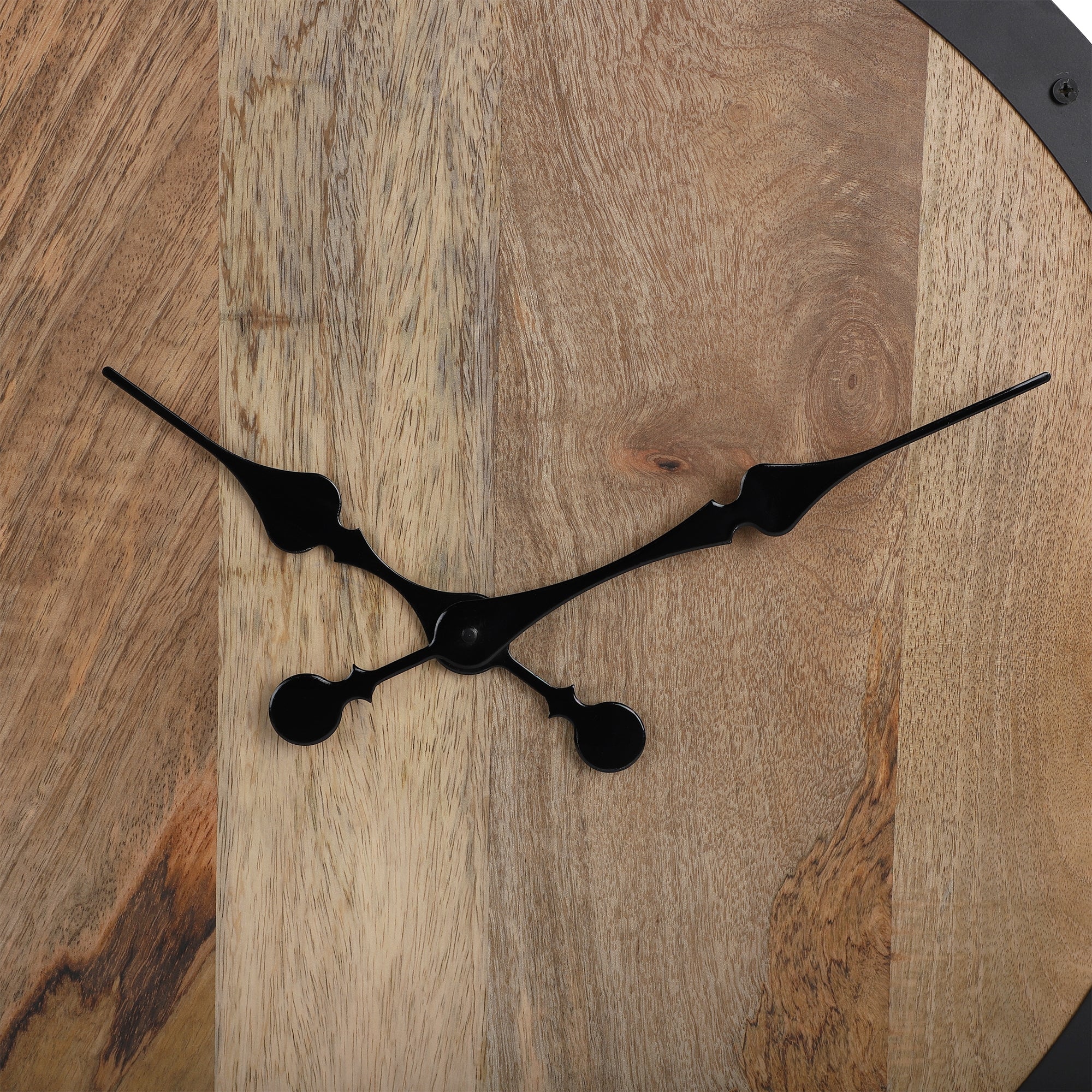 Houten klok met twee zwarte wijzers en ronde vorm.
