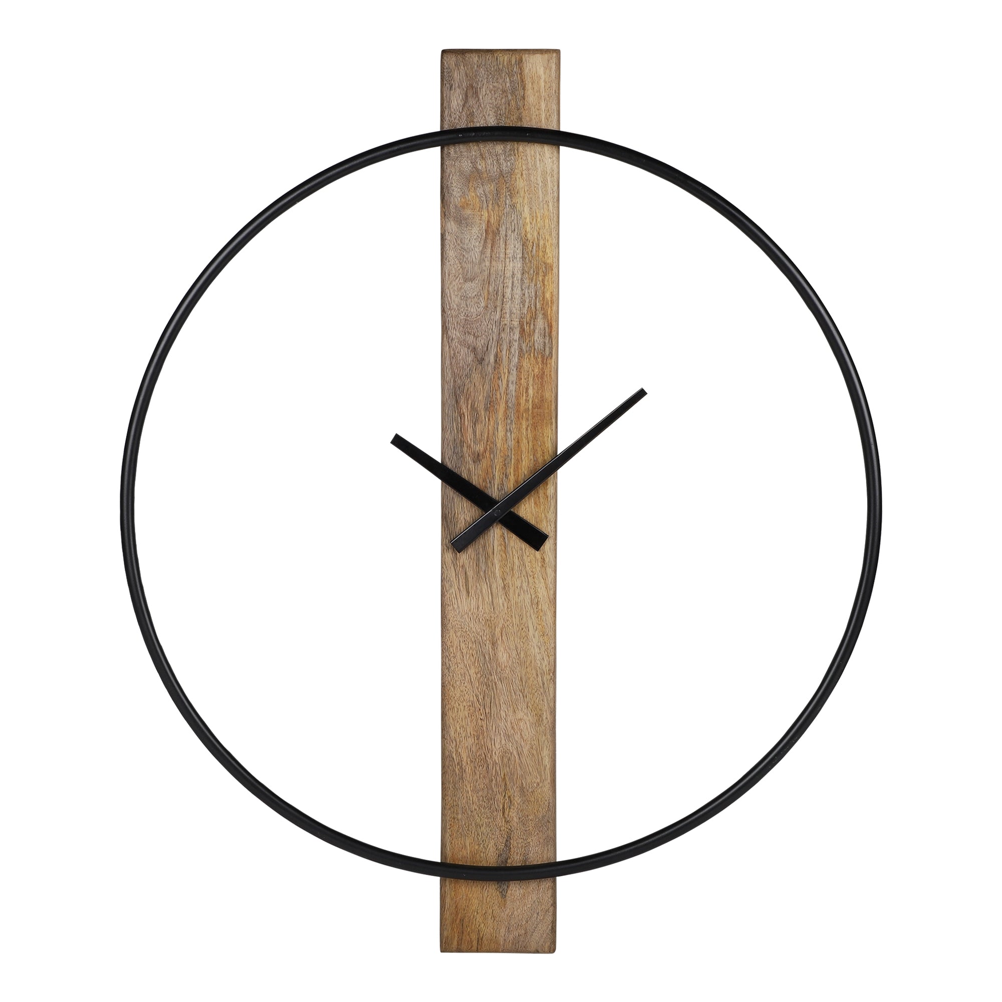 Houten klok met zwart frame en wijzers op een houten plaat.