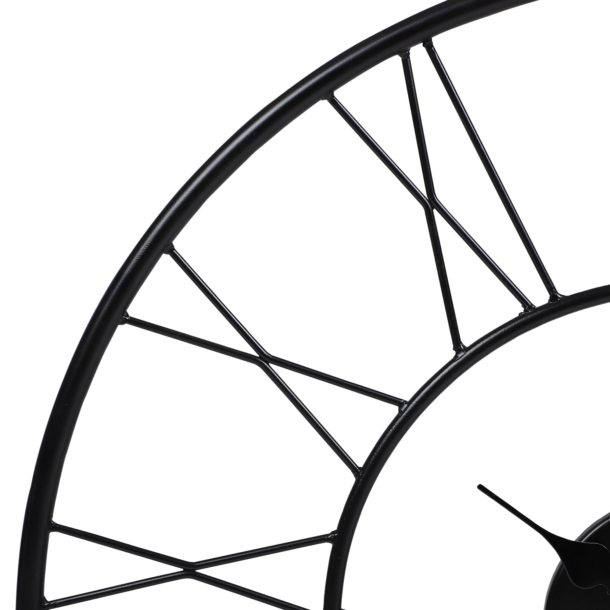 Detailansicht einer schwarzen Wanduhr mit Ziffernblatt.