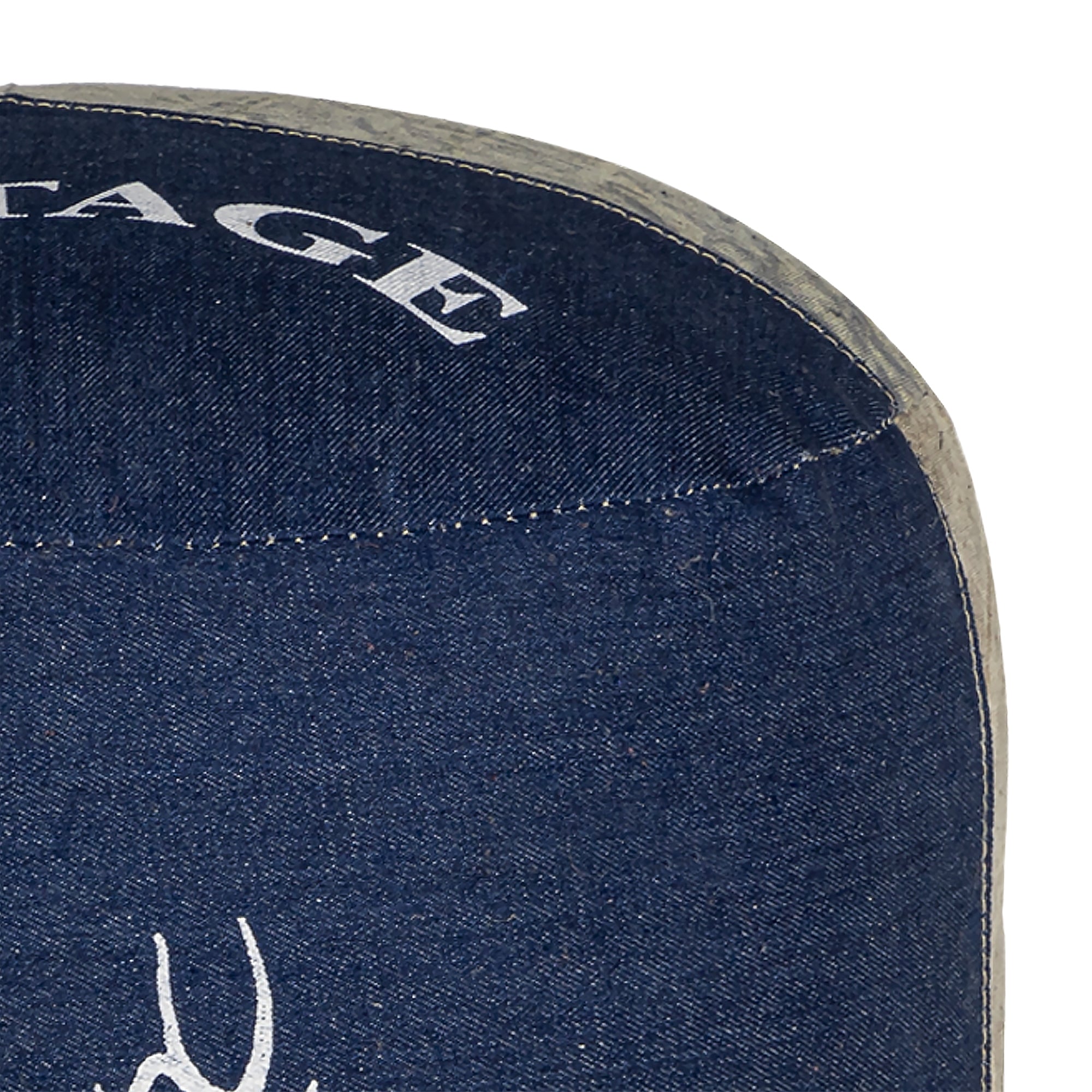 Tabouret rond en tissu denim avec l'inscription 'VINTAGE' sur le dessus.