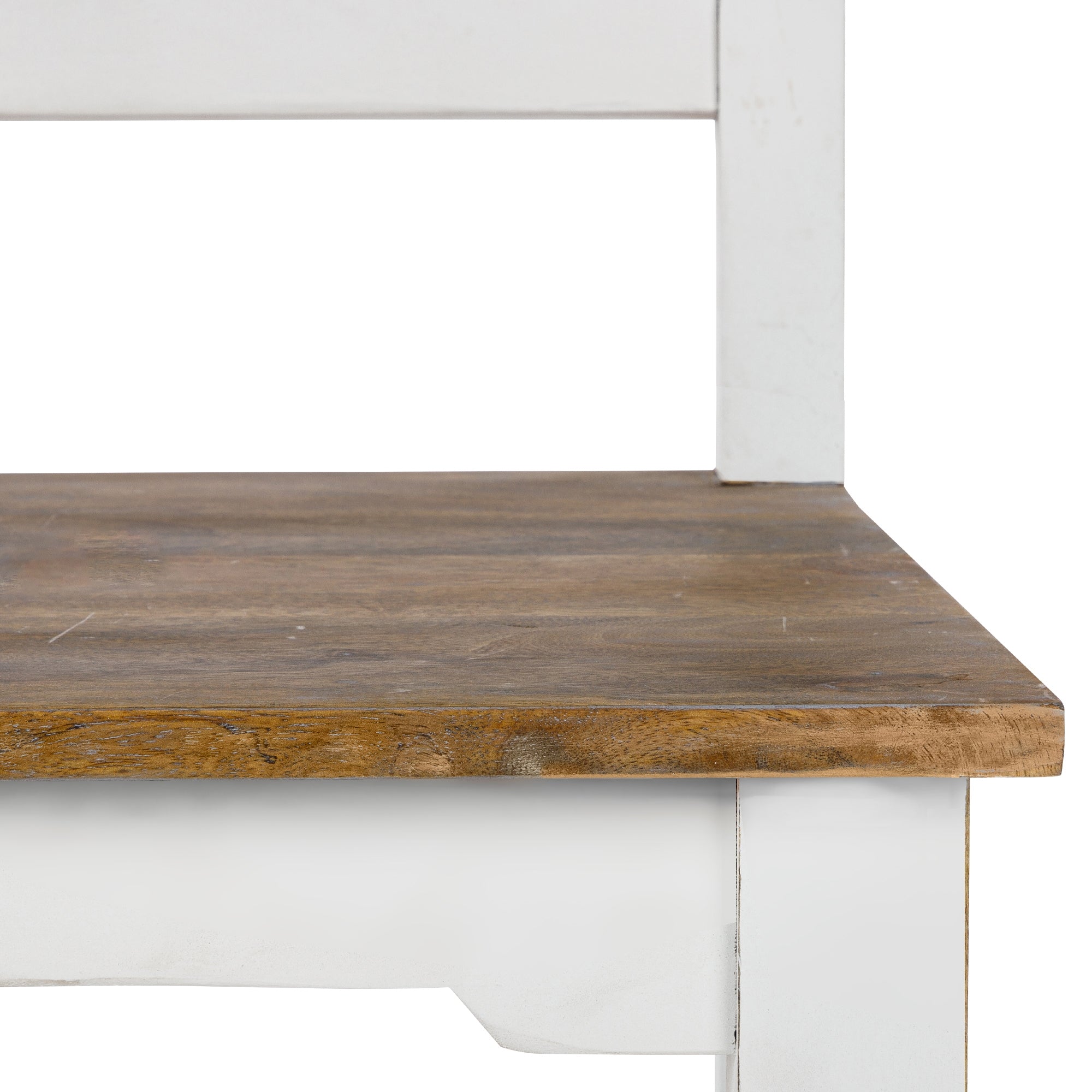 Primo piano di una panchina in legno con struttura bianca.