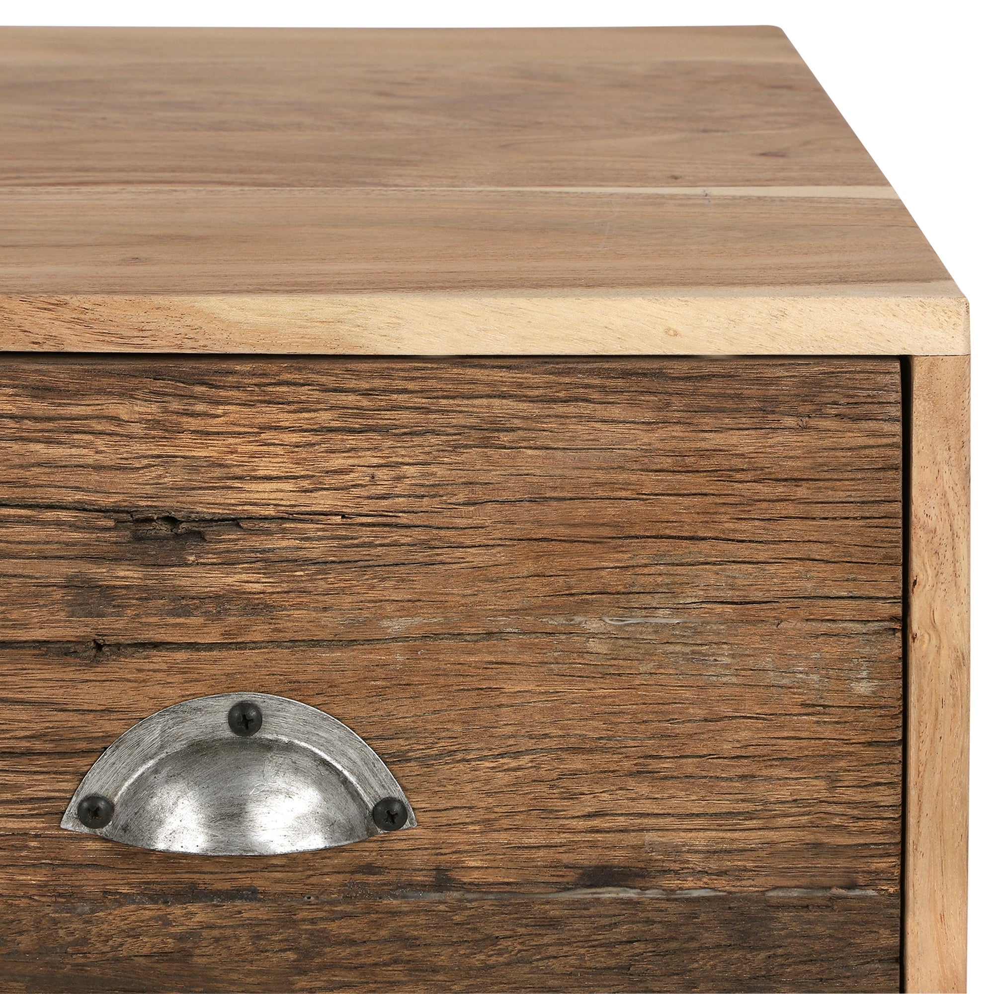 Houten lade met metalen handvat.