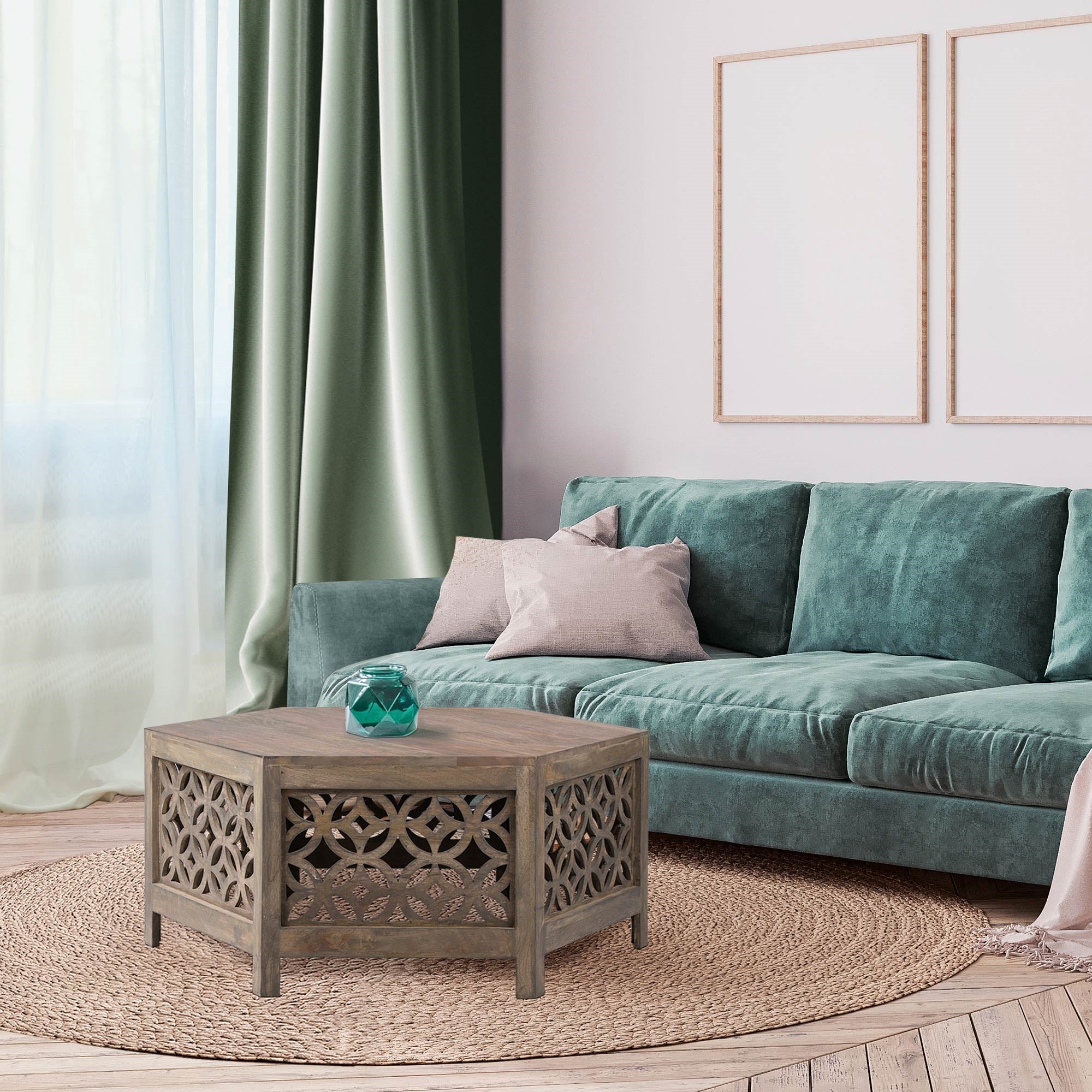 Sala de estar con sofá verde, alfombra redonda y mesa de café decorativa.