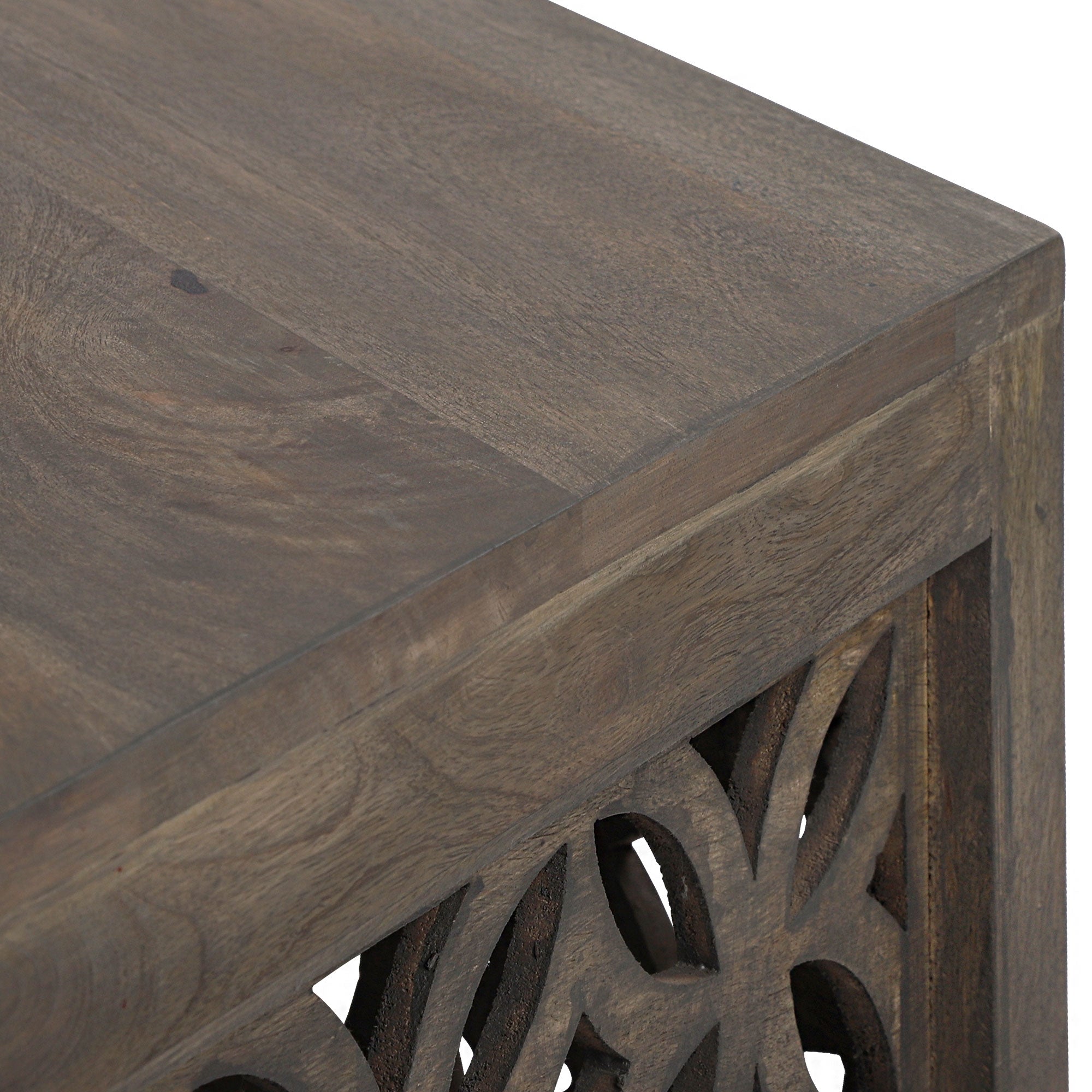 Primer plano del borde de una mesa de madera.