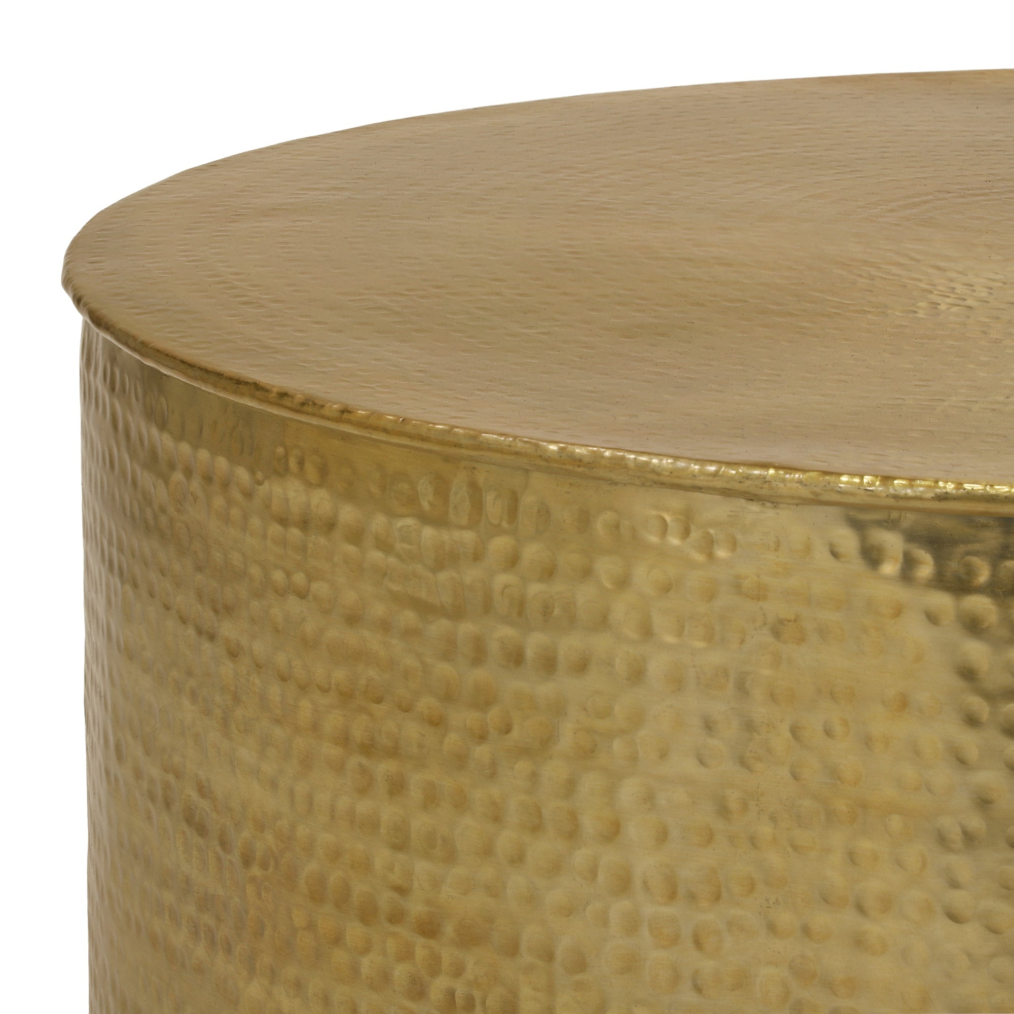 Vue détaillée d'une table ronde dorée avec une surface lisse.