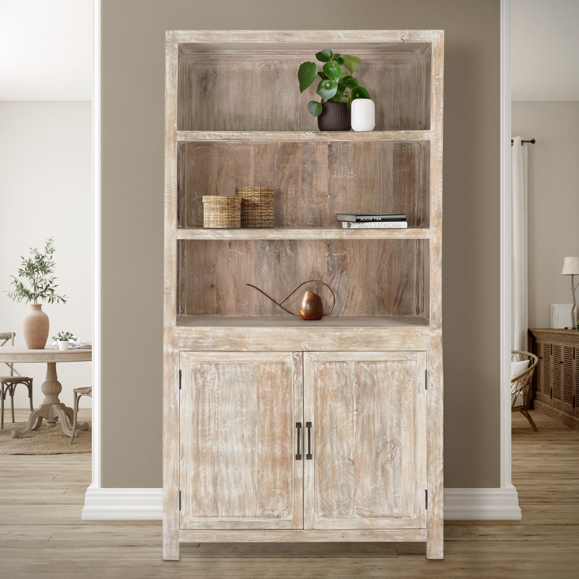 Holzregal mit Pflanzen und Deko, in einem hellen Raum mit Holzfußboden.